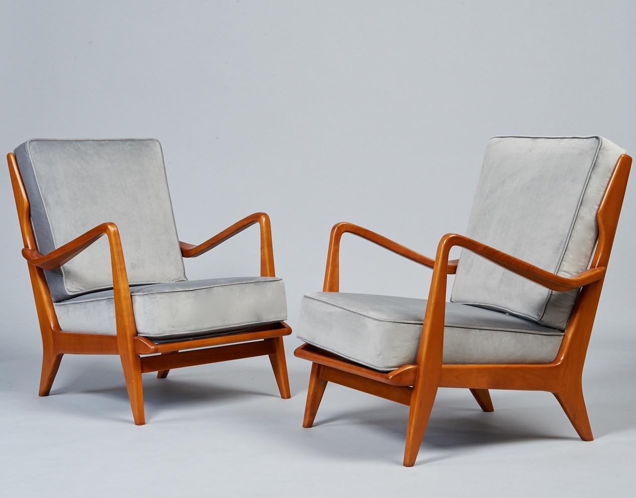Gio Ponti (1891 - 1979).

A rare and masterful pair of sculptural lounge chairs by Gio Ponti for Cassina, with sinuously carved arms, architectural tapering back spindles, a gently curved headrest, and subtly modeled and tapered legs. In polished