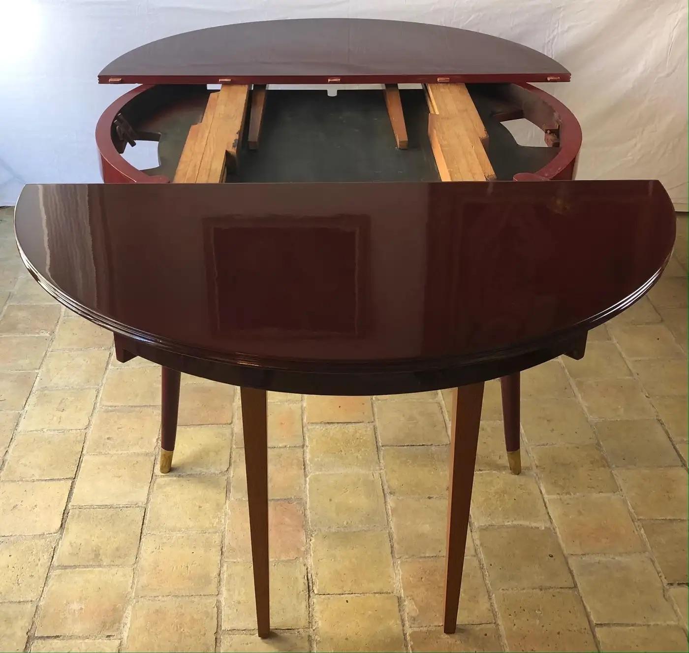 Italian Mid-Century Marvel:  Extendable Dining Table Attributed to Gio Ponti

A Statement Piece for Grand Gatherings: 

This captivating extendable dining table, attributed to the legendary Italian designer Gio Ponti, offers a remarkable blend of