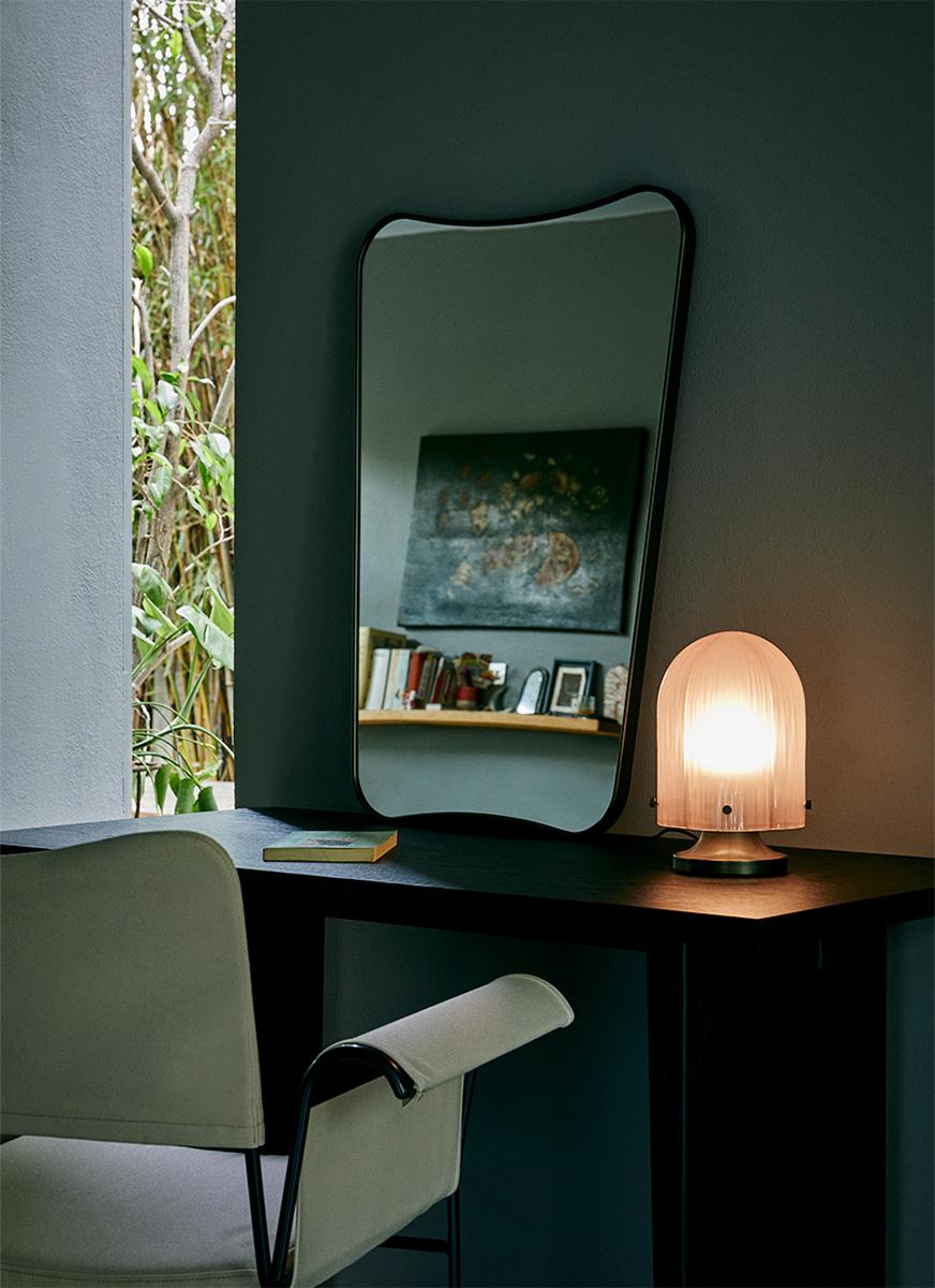 Le miroir mural F.A. 33 a été conçu à l'origine par le légendaire architecte et designer italien Gio Ponti en 1933 pour FontanaArte, le célèbre fabricant de lampes, de verre et de miroirs qu'il a cofondé avec Pietro Chiesa. Véritable icône du