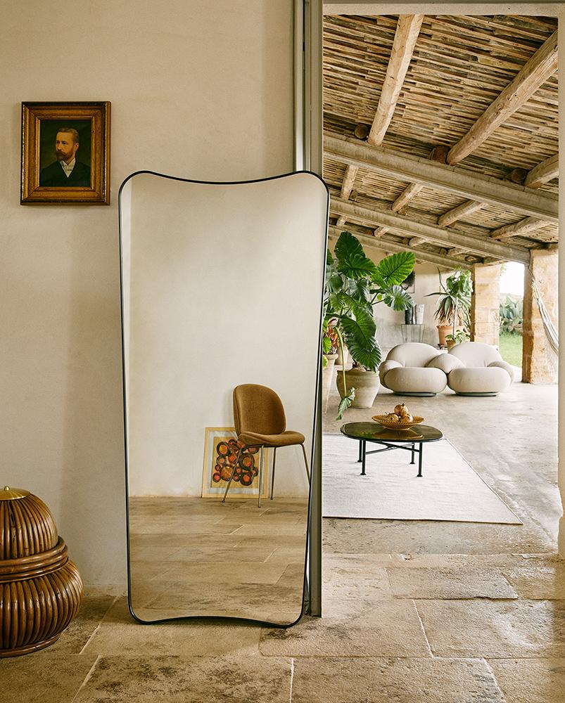 Le miroir mural F.A. 33 a été conçu à l'origine par le légendaire architecte et designer italien Gio Ponti en 1933 pour FontanaArte, le célèbre fabricant de lampes, de verre et de miroirs qu'il a cofondé avec Pietro Chiesa. Véritable icône du