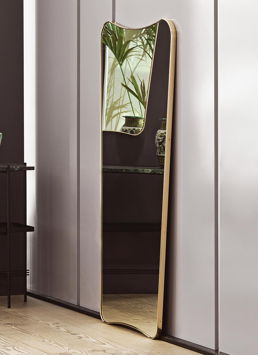 Mid-Century moderno Gio Ponti F.A. 33 Specchio da parete in ottone lucido 70 x 146 cm per Gubi in vendita