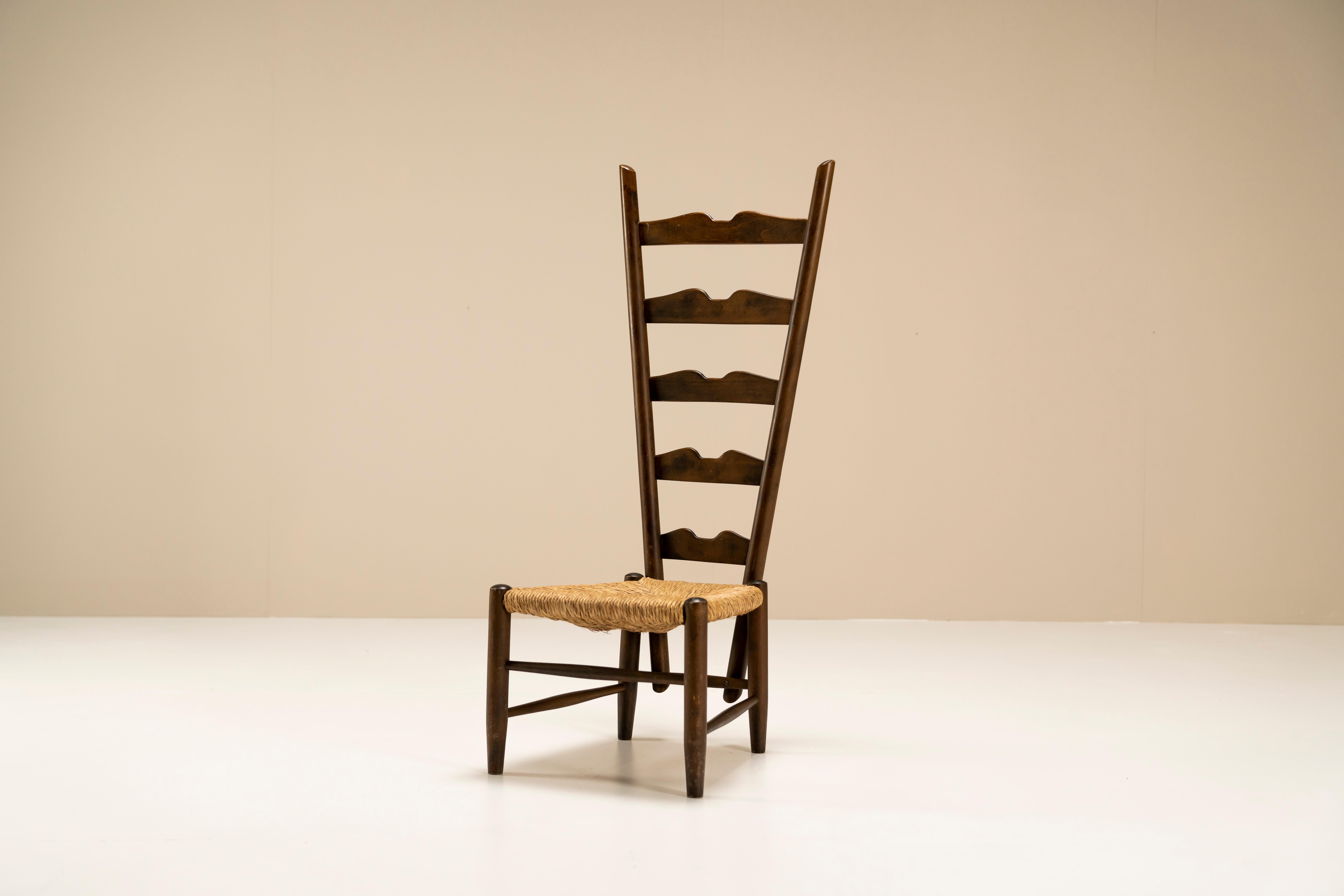 This 1930s fireside chair is a gem stemming from the impressive oeuvre of the Italian master Gio Ponti. We actually see a fusion of two completely different styles coming about here. Ponti's starting point for this design is a traditional or