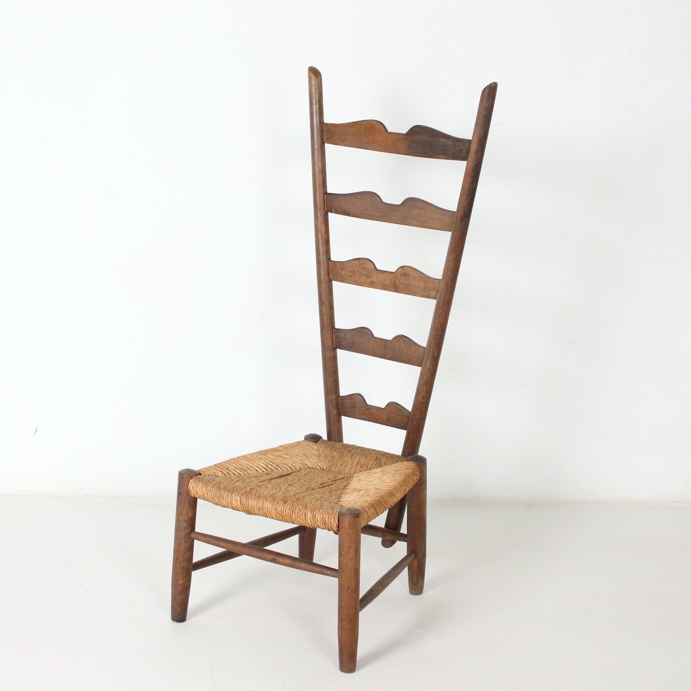 Sedia di Gio Ponti con schienale alto a scaletta tipico dello stile di Ponti. Struttura in legno tinto scuro con seduta in vimini di giunco. Prodotto per Casa e Giardino, Milano, Italia 1939.