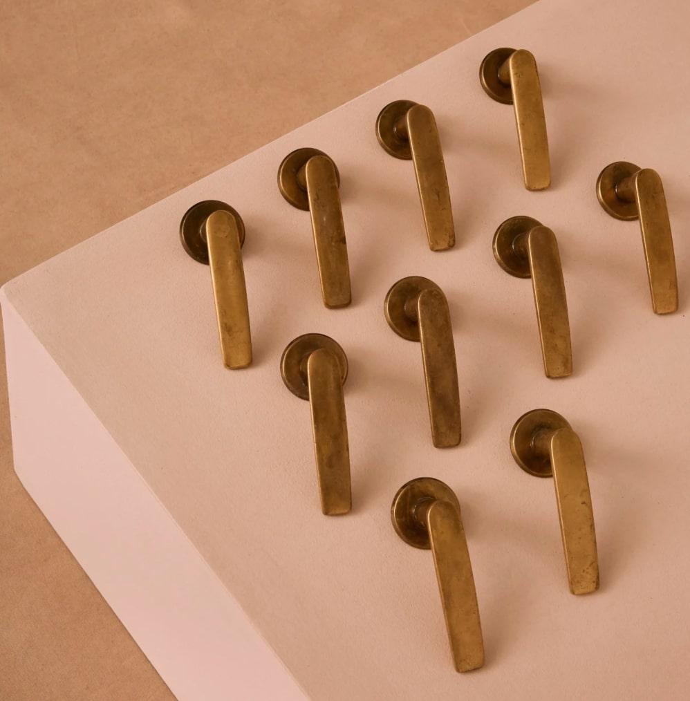Conçue par Gio Ponti dans les années 1950 et signée par le designer, cette pièce présente d'élégantes poignées en laiton qui soulignent sa qualité de fabrication et son attrait intemporel.

Avec des rosaces de porte rondes.

Le prix est par paire.