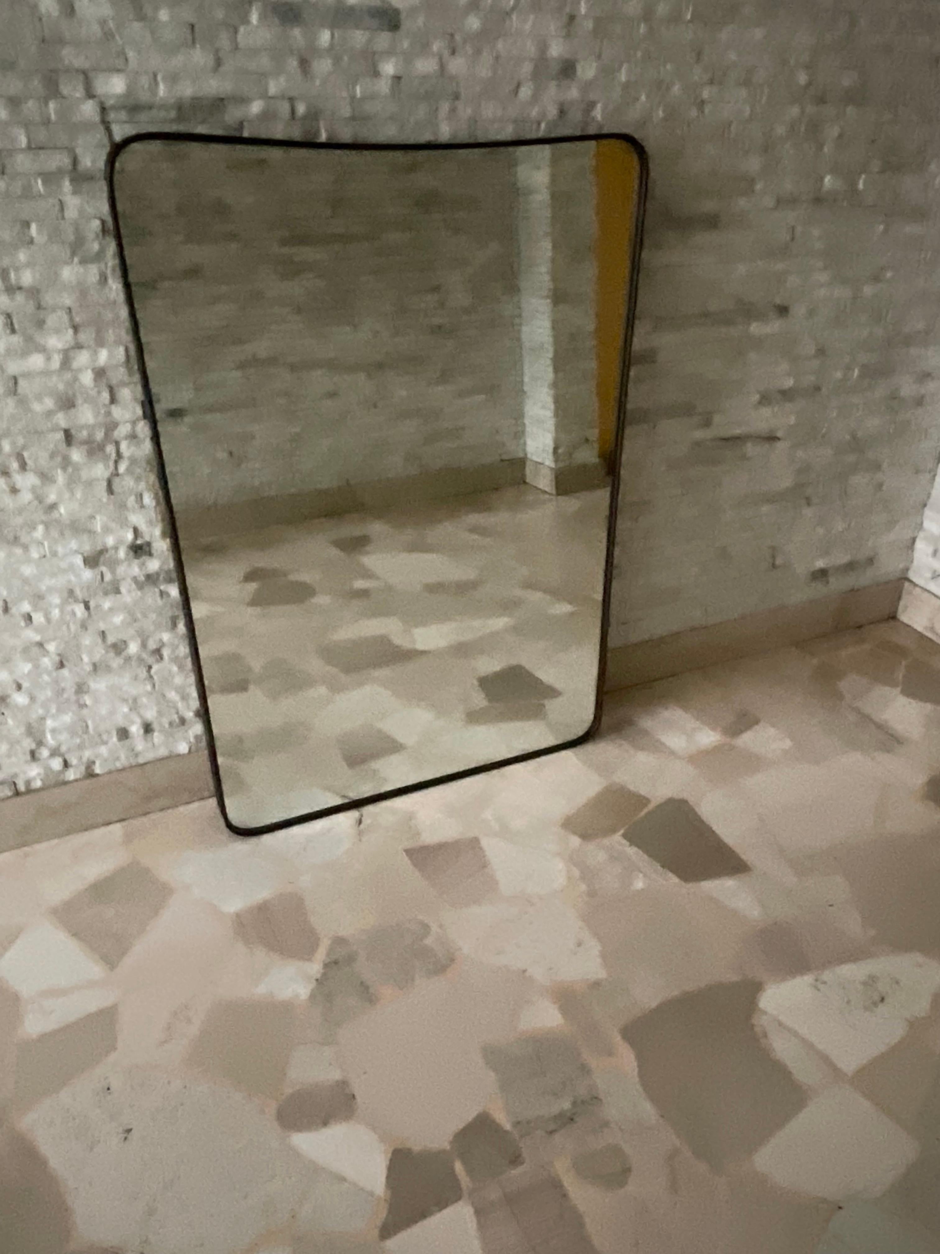 Linea pulita ed elegante questa specchiera abbinabile a tutti i tipi di arredamento , é originale degli anni 50.
La cornice di ottone e perfetta e possiede la patina del tempo, ma se il cliente preferisce si può fare lucidare .
La larghezza in alto