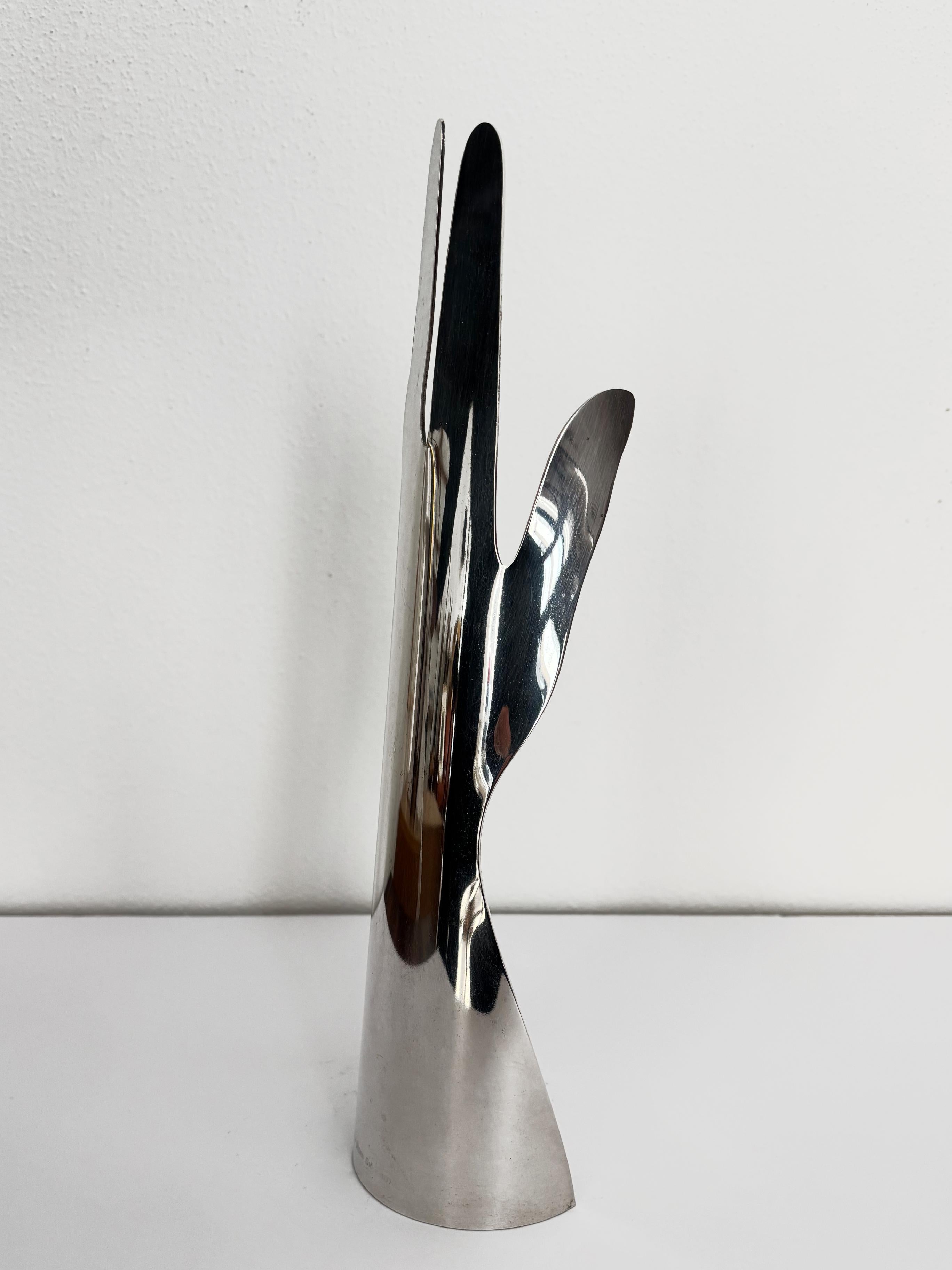 Scultura italiana 'Mano' in metallo argentato disegnata da Gio Ponti per Sabattini Argenteria nel 1978 con il marchio del produttore e il nome dell'autore incisi.

Si prega di notare che la scultura è originale dell'epoca e presenta i normali segni
