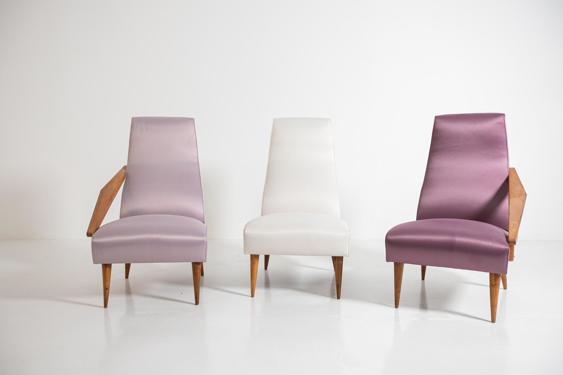 Rare set of three armchairs attributed to Gio Ponti for the Boucher and Fils Edition manufactory in the 1950s.
The set is made with an ash wood frame. Its upholstery is in an elegant silk fabric of different colors, but in a pleasant way where the