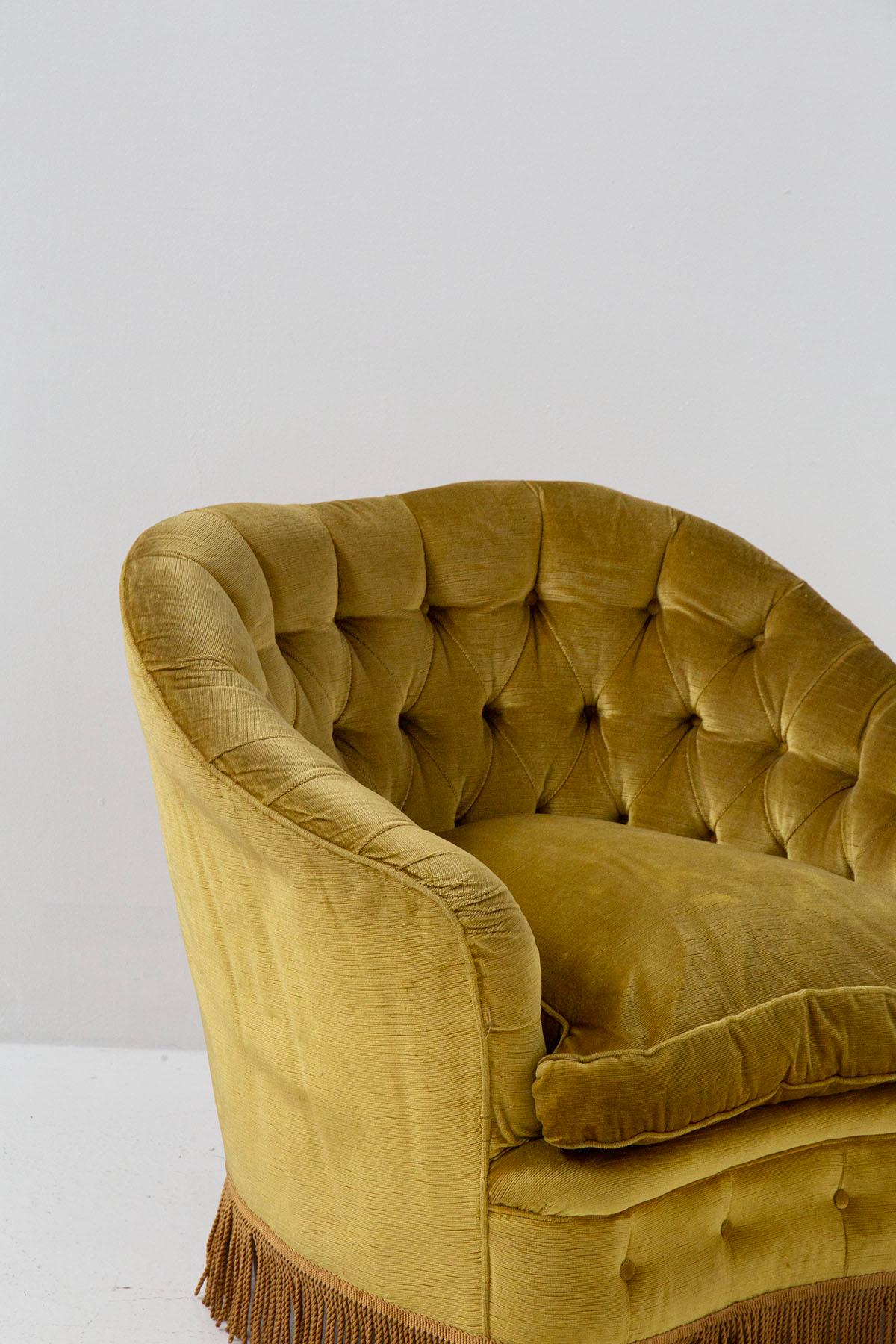 Beautiful pair of armchairs attributed to the great designer Gio Ponti for the Italian manufacturer Casa e Giardino in the 1950s. The fabric is an original golden yellow velvet of the time.
The internal structure is made of a beautiful solid wood