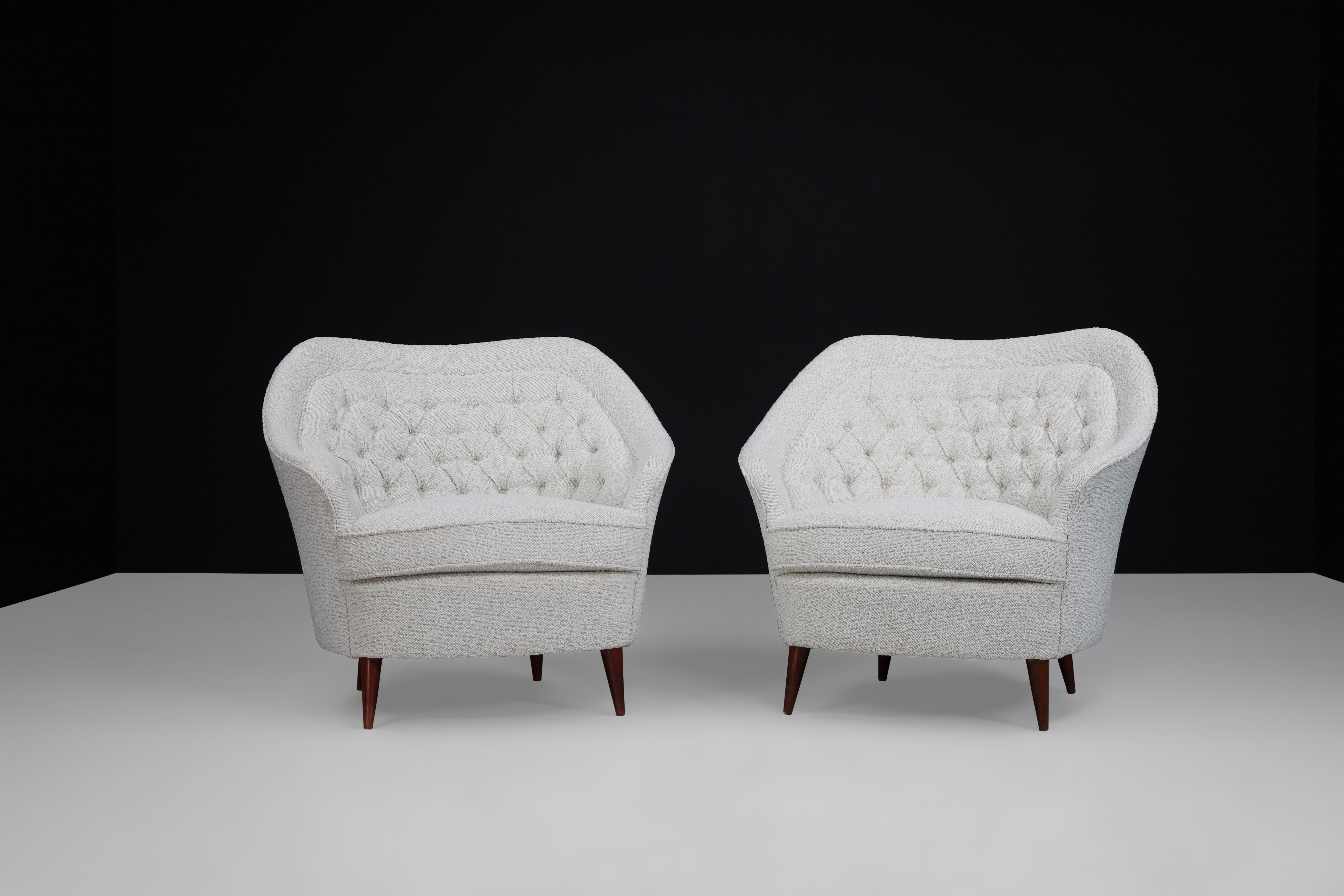 Gio Ponti Für Casa E Giardino Midcentury Sessel mit Bouclé-Polsterung Italien 1940er Jahre 

Diese eleganten italienischen Sessel aus der Mitte des Jahrhunderts sind nicht nur bequem, sondern auch unglaublich elegant. Ihr einzigartiges Design