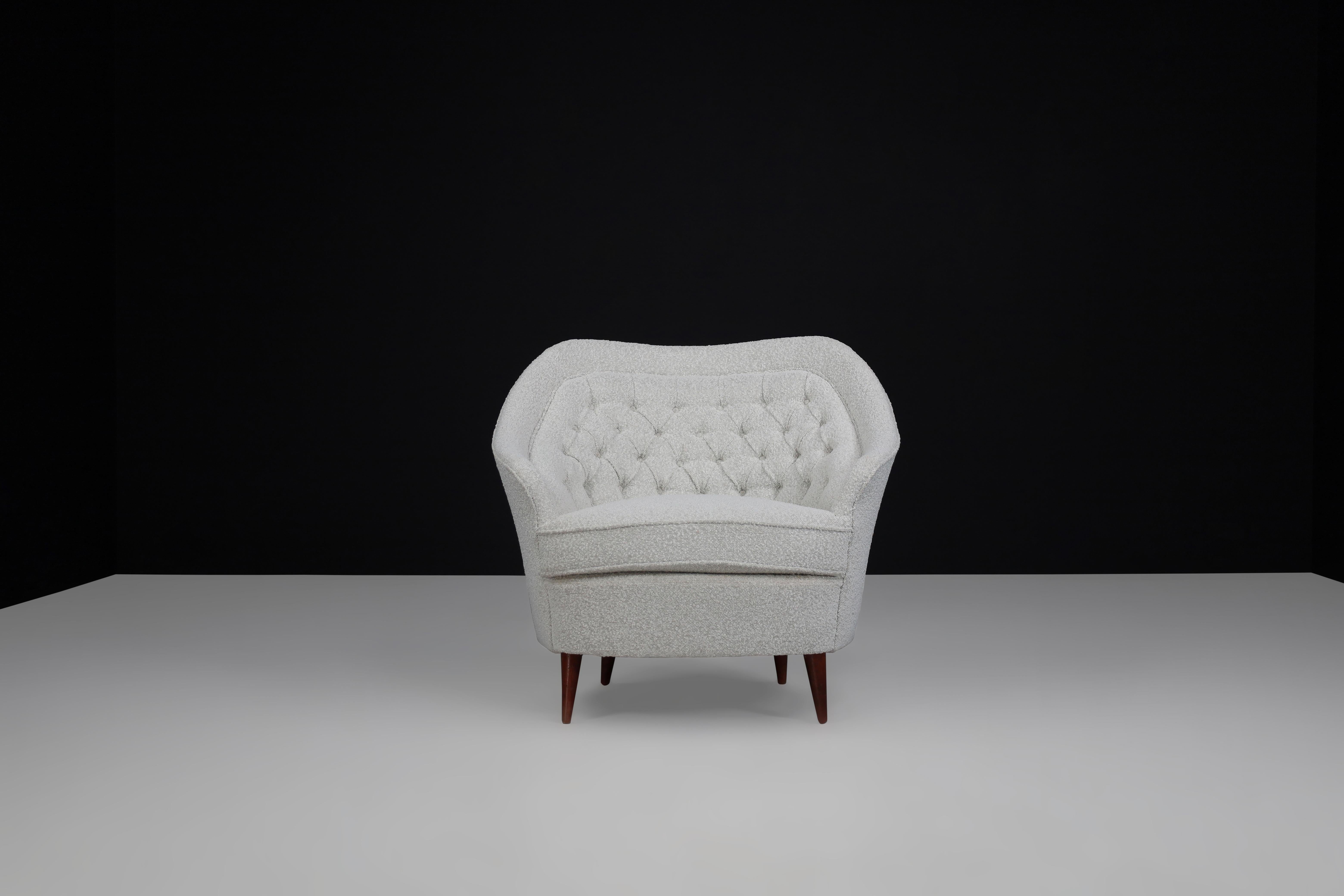 Gio Ponti for Casa E Giardino Midcentury Armchairs in Bouclé Upholstery, Italy For Sale 2