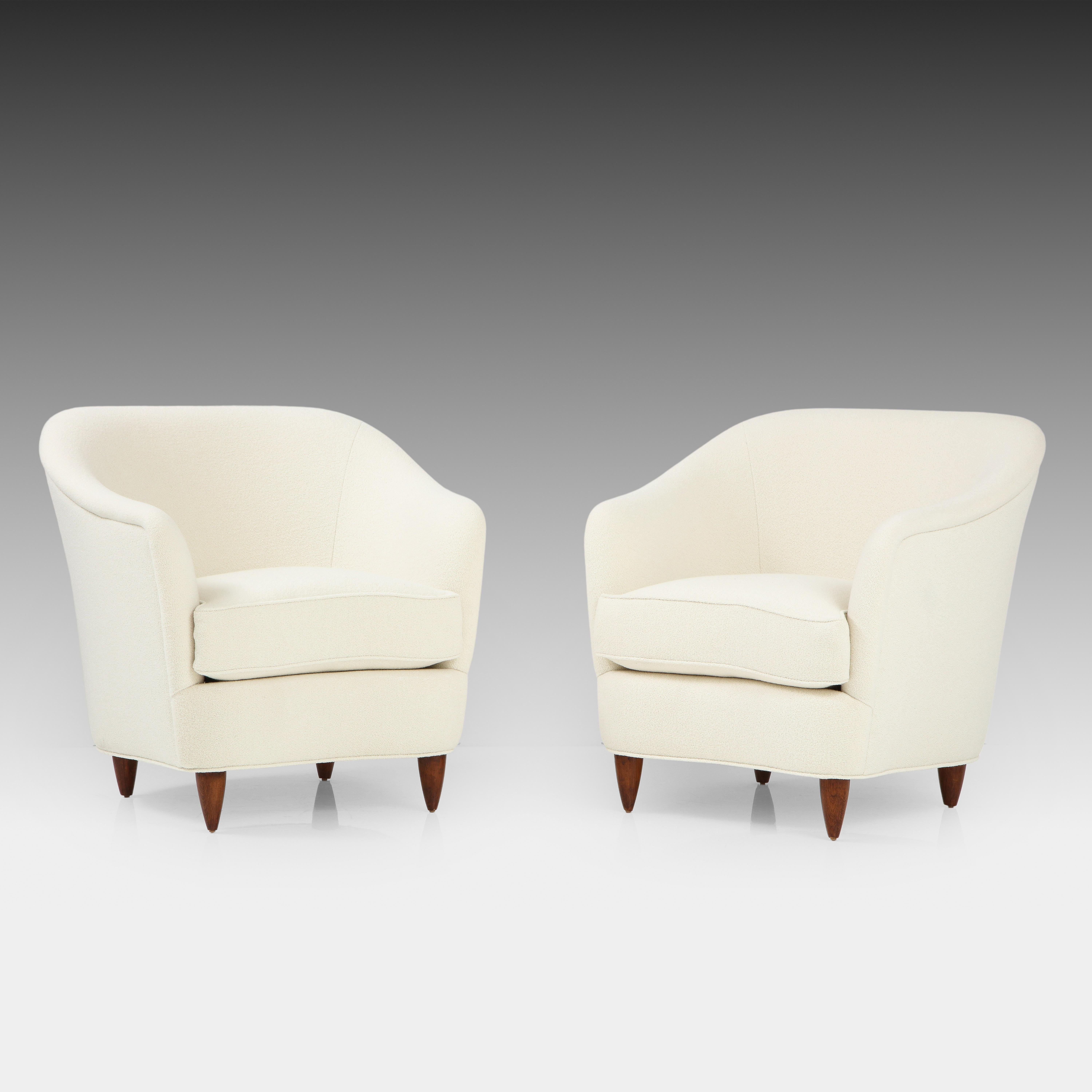 Gio Ponti for Casa e Giardino pair of ivory or cream armchairs or lounge chairs with gently curved backrests and tapered Italian walnut legs, Italy, 1940s. Classic and elegant in their design, these stylish Ponti armchairs are also very comfortable