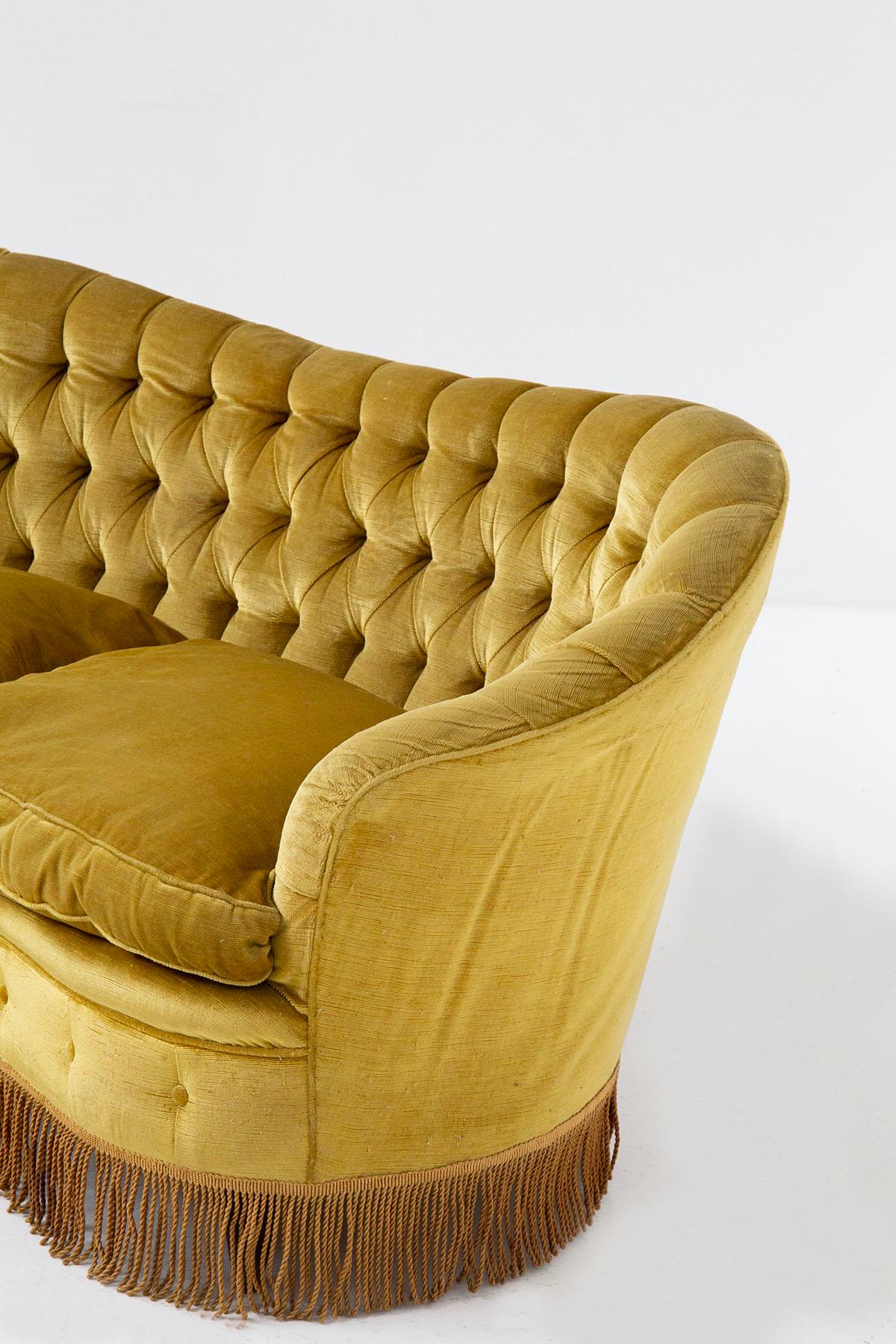 Beautiful sofa attributed to the great designer Gio Ponti for the Italian manufacturer Casa e Giardino in the 1950s. The fabric is an original golden yellow velvet of the time.
The internal structure is made of a beautiful solid wood that can