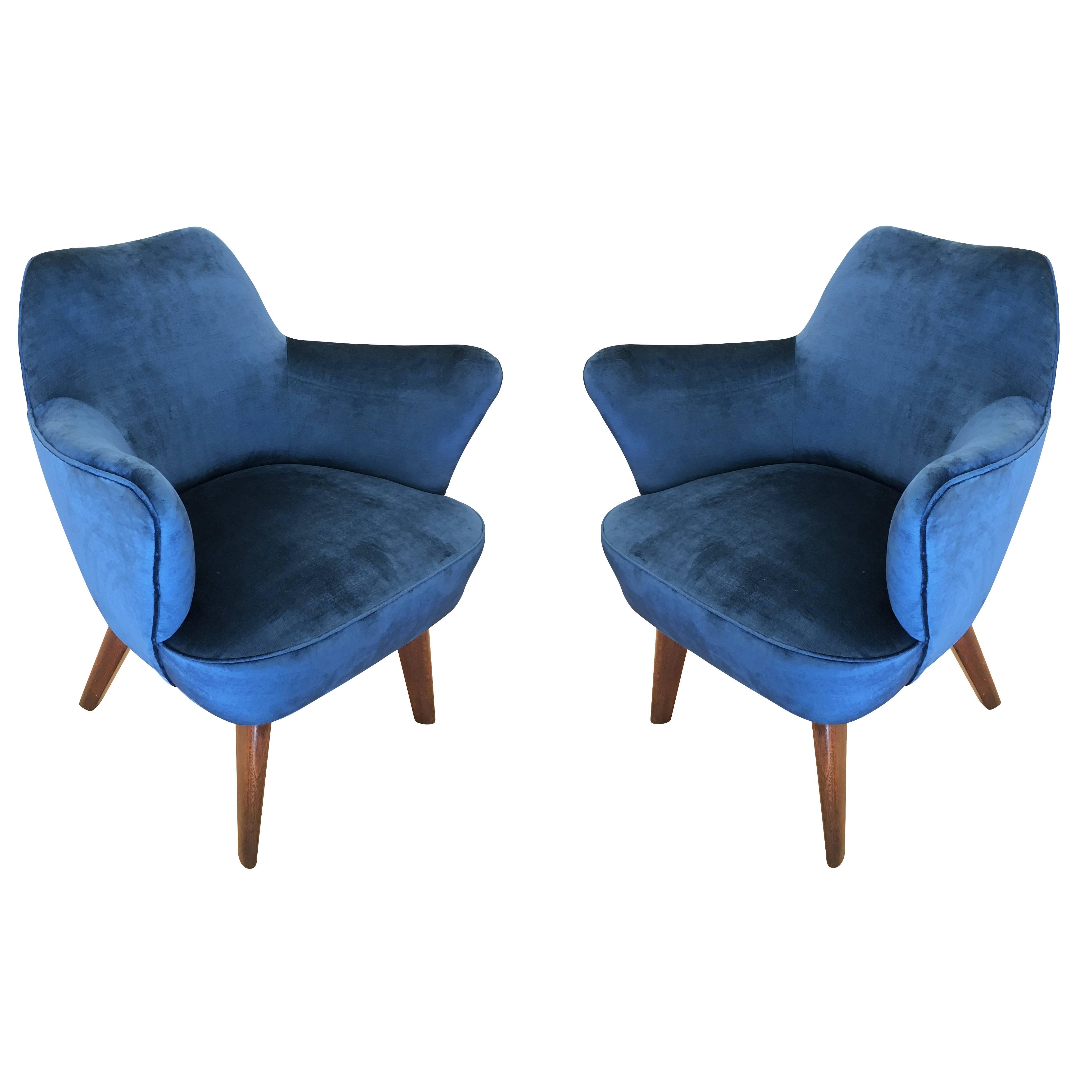 Rare 1950's Gio Ponti armchair made by Cassina in limited quantities for the Augustus Ocean Liner. Comes with the expertise from the Gio Ponti archives. Upholstered in a dark blue velvet and the legs are walnut. 

Condition: Restored and recently