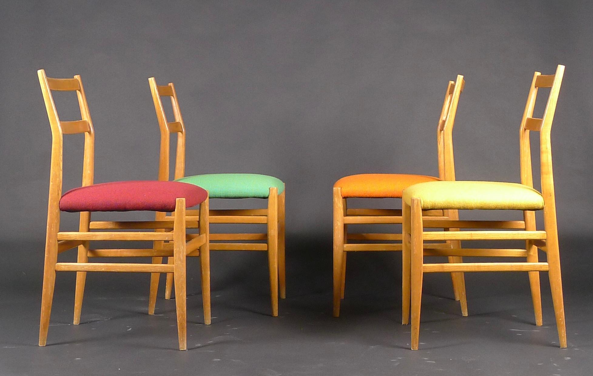 Gio Ponti pour Cassina, ensemble de quatre chaises Harlequin Leggera, modèle 646, années 1950

Cadre en frêne, récemment retapissé en tissu Kvadrat dans les tons jaune, vert, rouge et orange.

Bon état, quelques petits chocs et légères rayures
