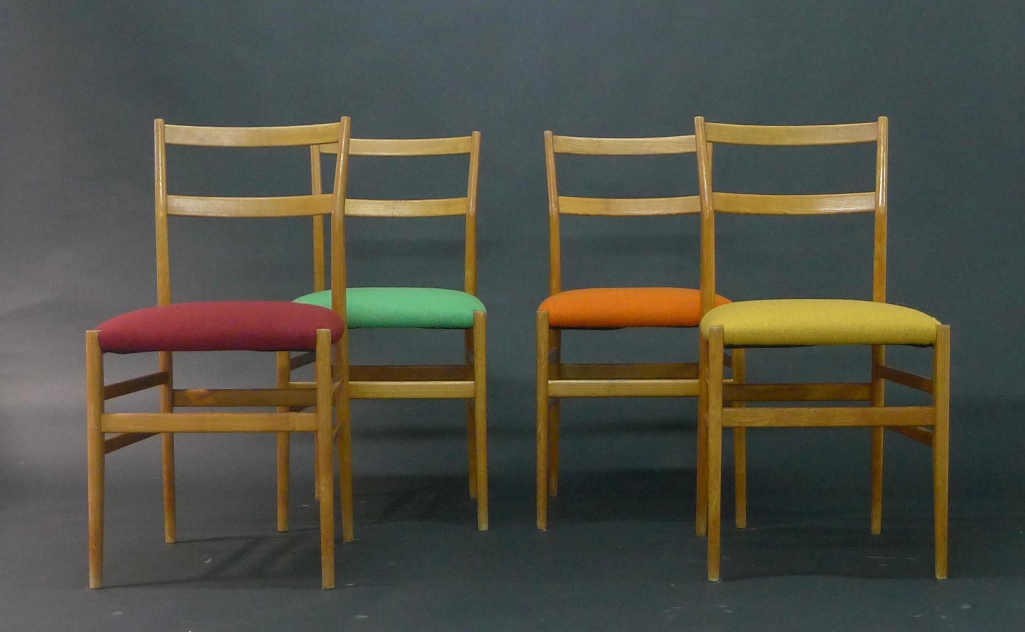 Gio Ponti pour Cassina, ensemble de chaises Harlequin Leggera, modèle 646 en frêne, années 1950 en vente 2