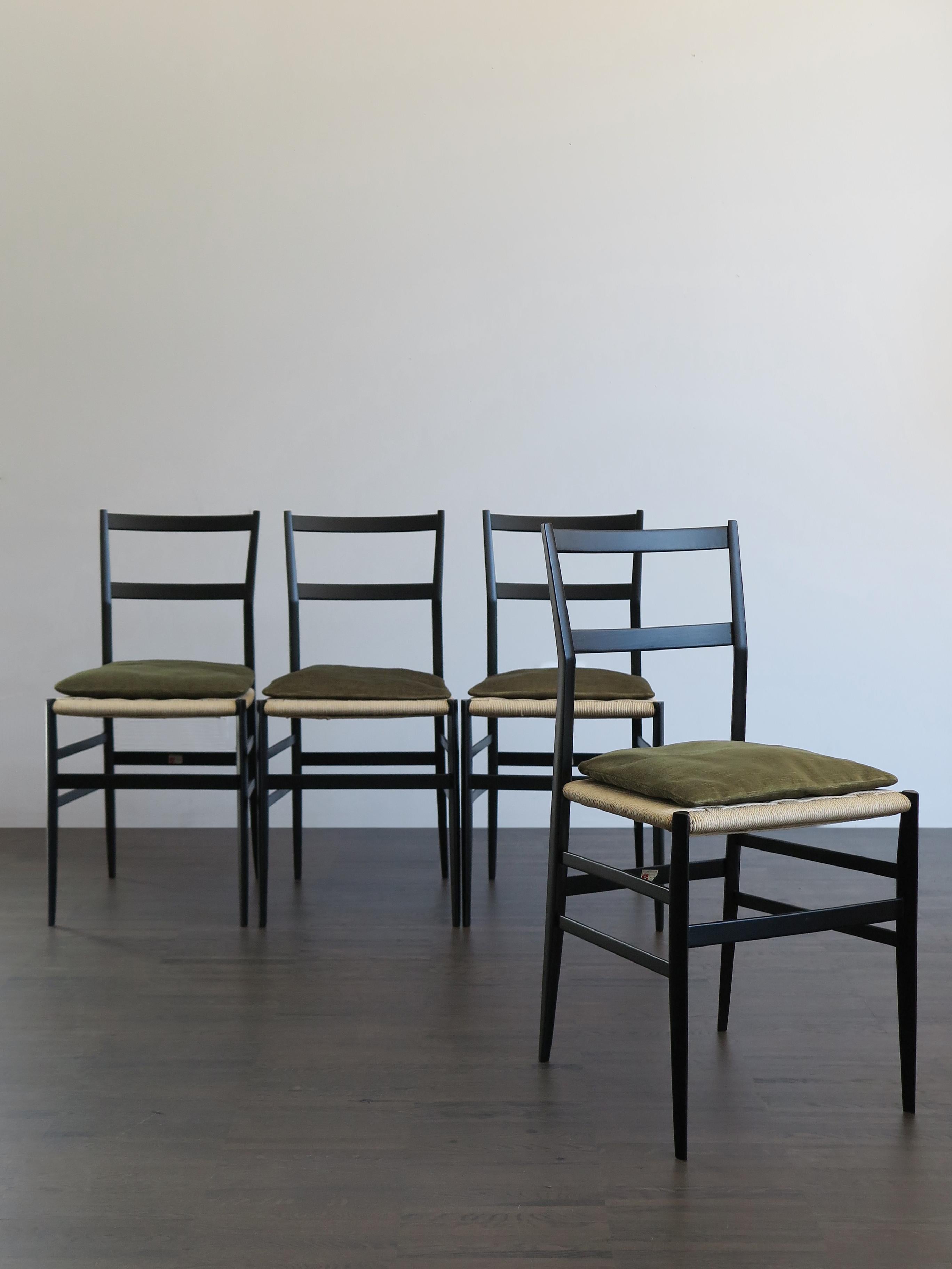 Set of four Italian Mid-Century Modern design dining chairs model Superleggera designed by Italian artist Gio Ponti and produced by Cassina, structure in lacquered ash wood and seat in woven rope, circa 1956.
Green cushions are not