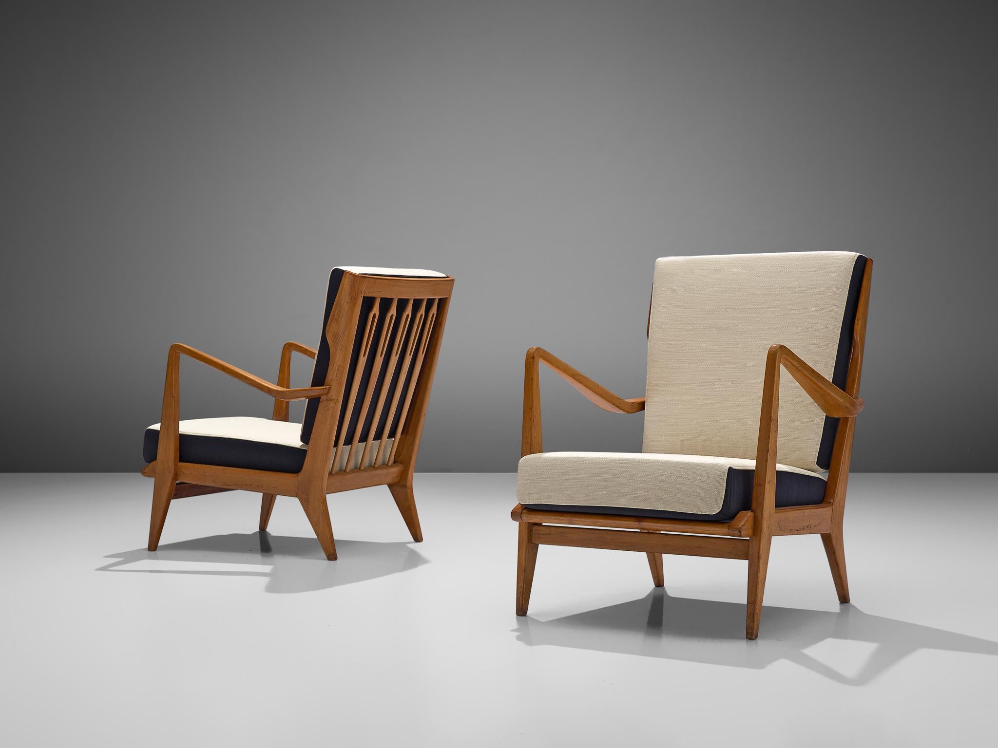 Gio Ponti pour Cassina, paire de fauteuils, modèle 516, cerisier, tissu Kvadrat Balder, Cassina, Italie, 1955.

Cette paire de fauteuils est conçue par Gio Ponti et fabriquée par Cassina. Le design se caractérise par quelques éléments distincts qui