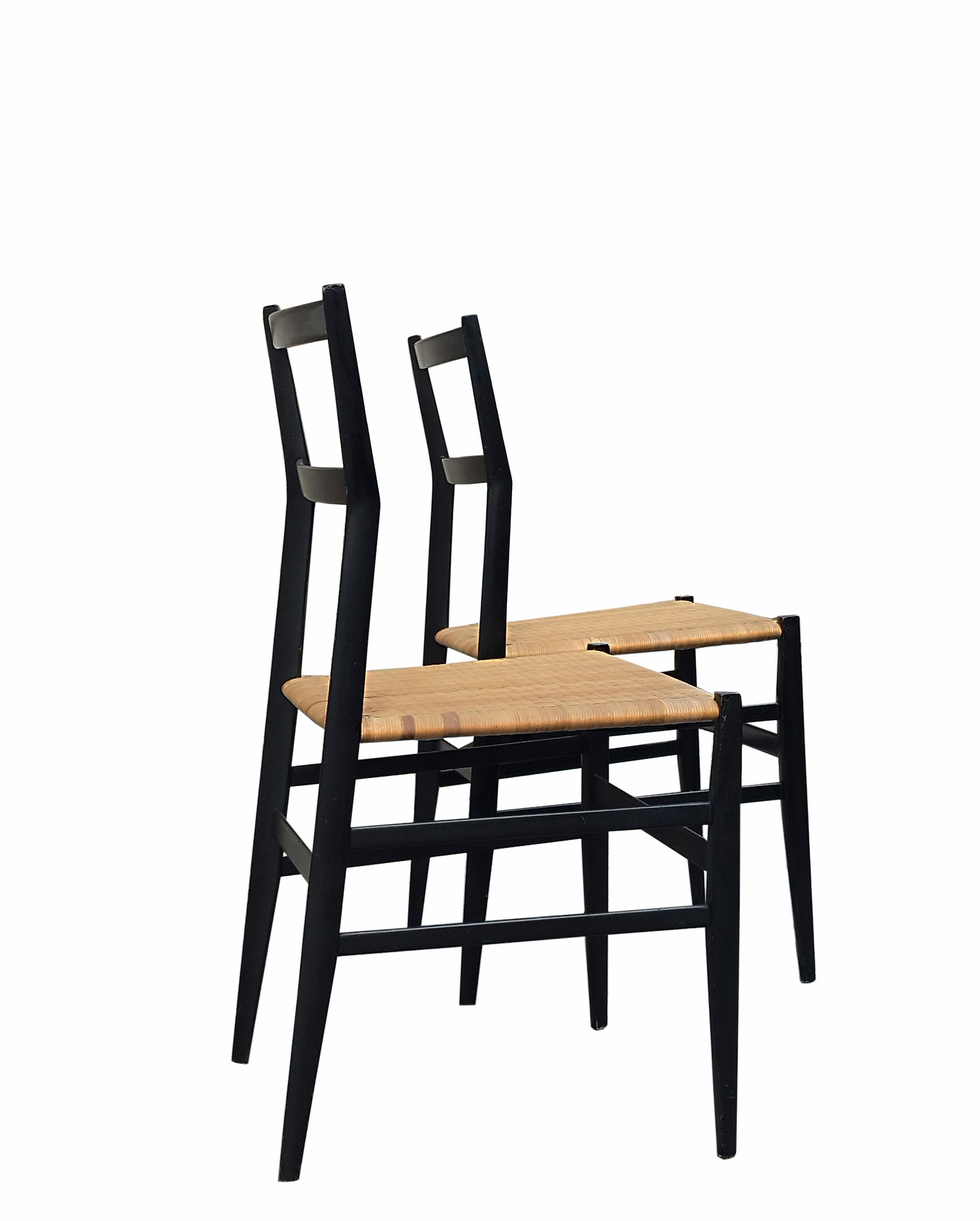 Gio Ponti für Cassina Paar von  Schwarze Stühle „Superleggera“, Italien 1960er Jahre (Moderne der Mitte des Jahrhunderts) im Angebot