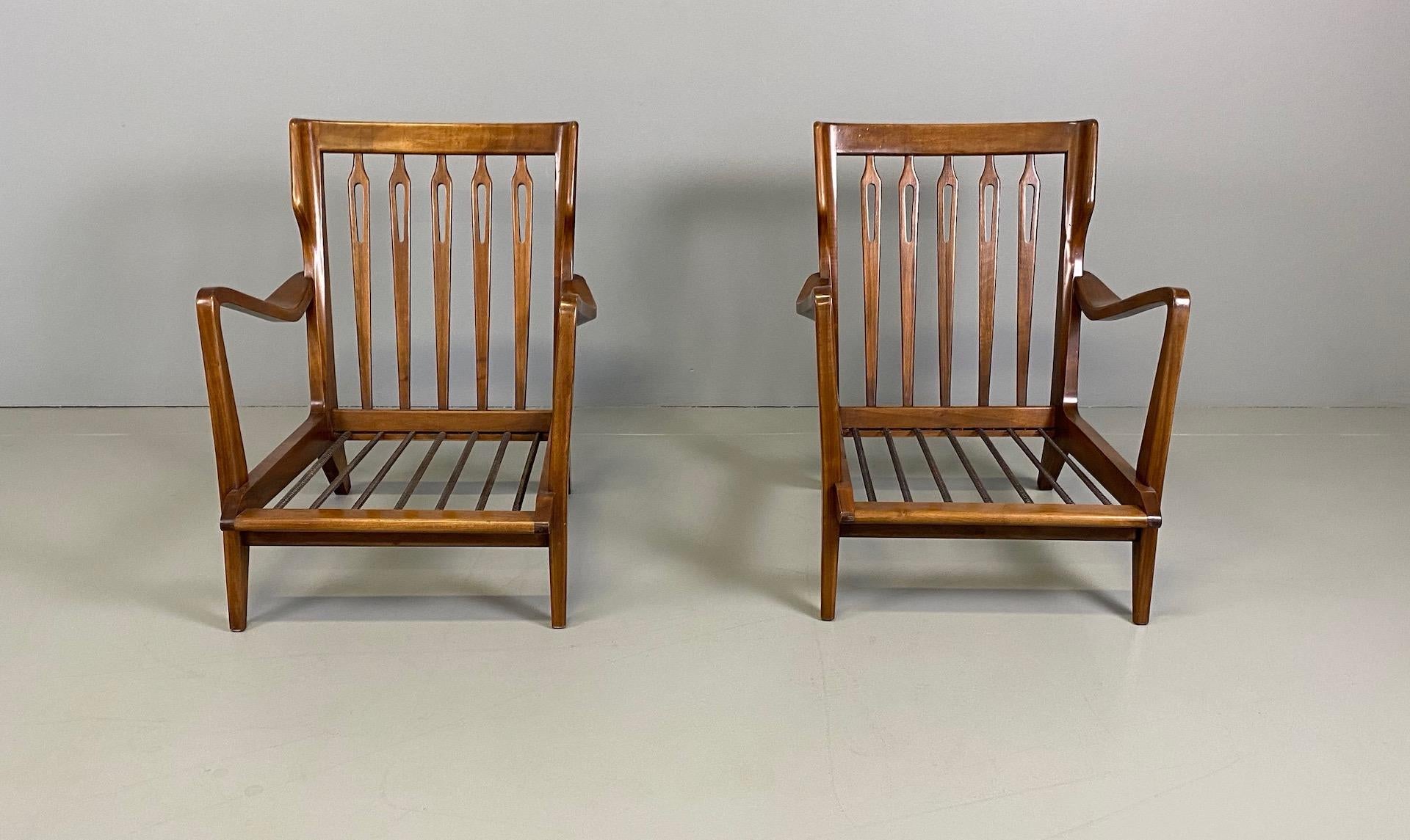 Two armchairs modell '516' solid walnut.
Beautiful original condition whit original label.