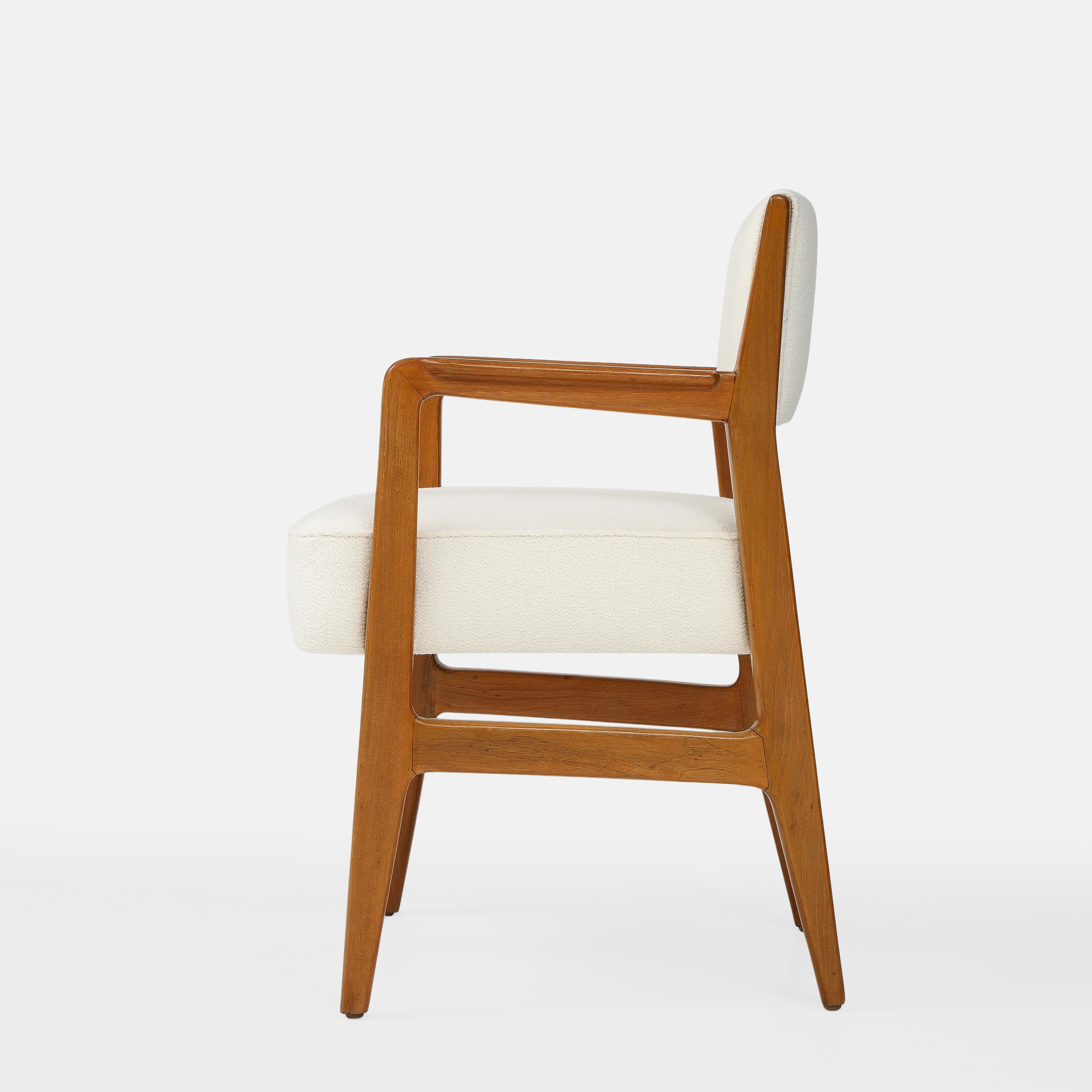 Raro sillón arquitectónico Gio Ponti para Cassina modelo 110 con armazón de roble, asiento y respaldo tapizados en bouclé marfil, Italia, años 50. Estos sillones clásicos Ponti tienen esculturales reposabrazos curvados, respaldos ligeramente