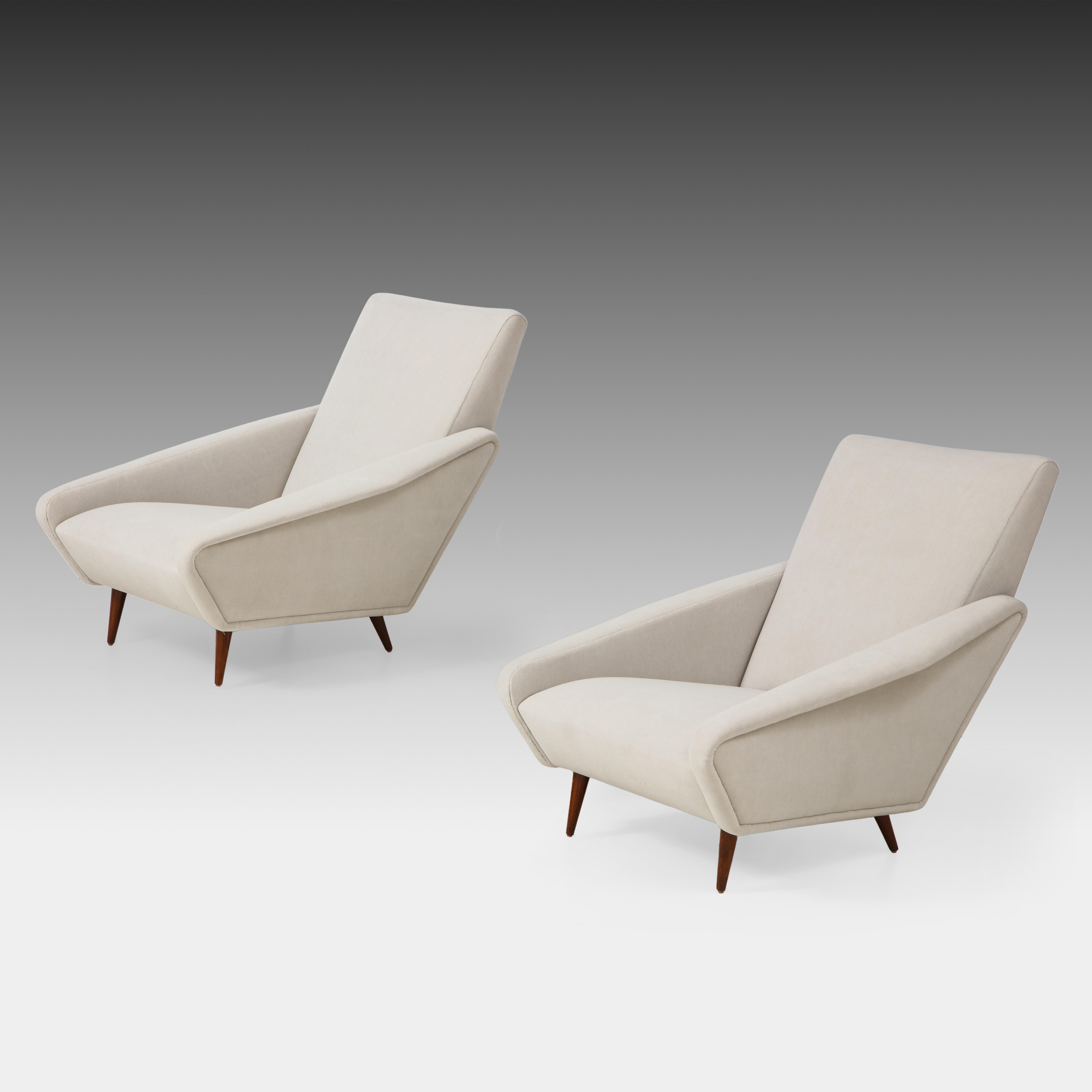 Gio Ponti for Cassina rare pair of Distex lounge chairs model 807 with pale gray velvet upholstered back, seat and arms, and walnut legs. Fully restored and newly reupholstered in a luxurious Holland & Sherry Rambouillet Platinum or pale gray wool