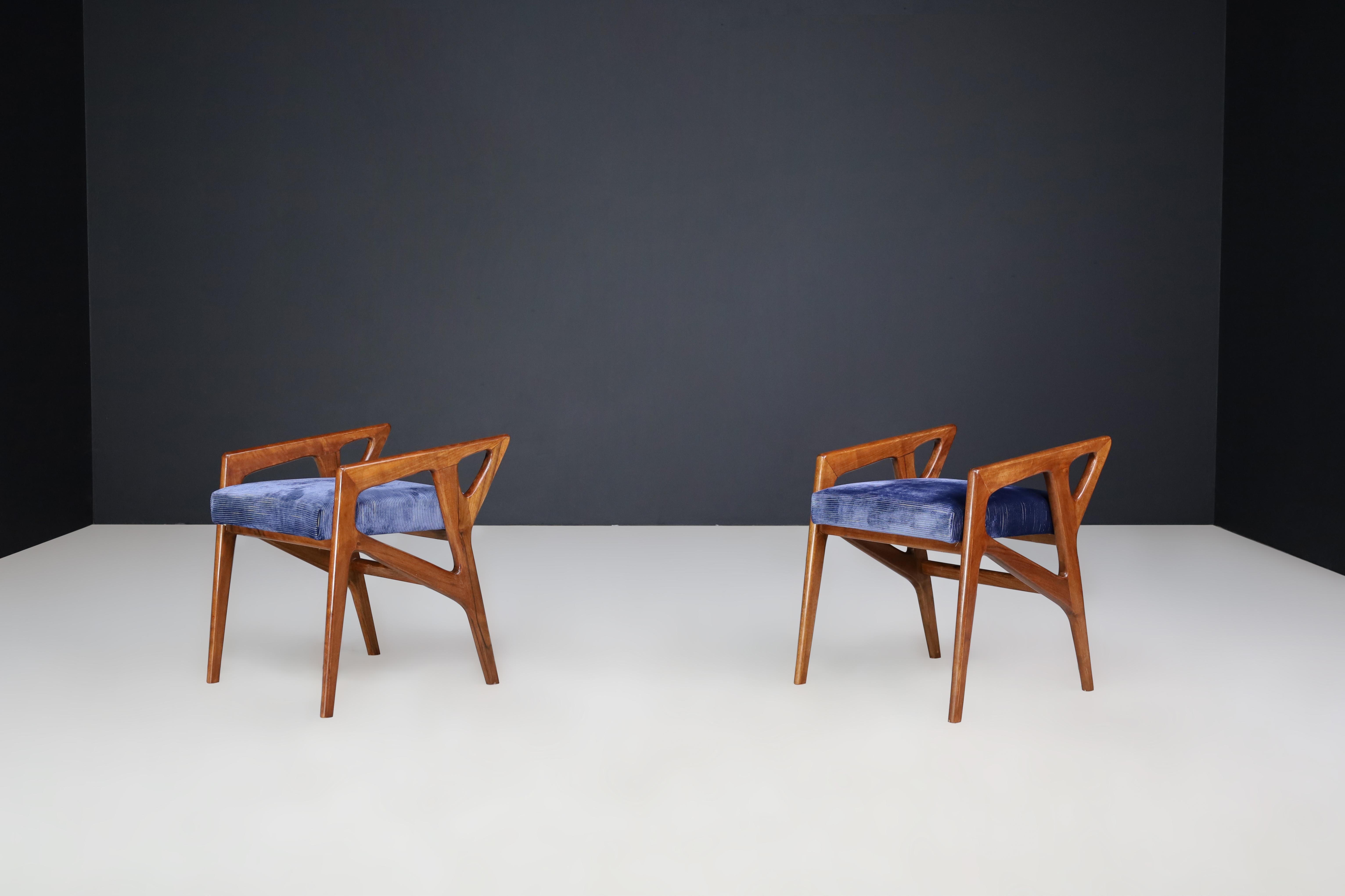 Gio Ponti for Cassina Sculptural Stools in Walnut, Italy, 1950s.   For Sale 2