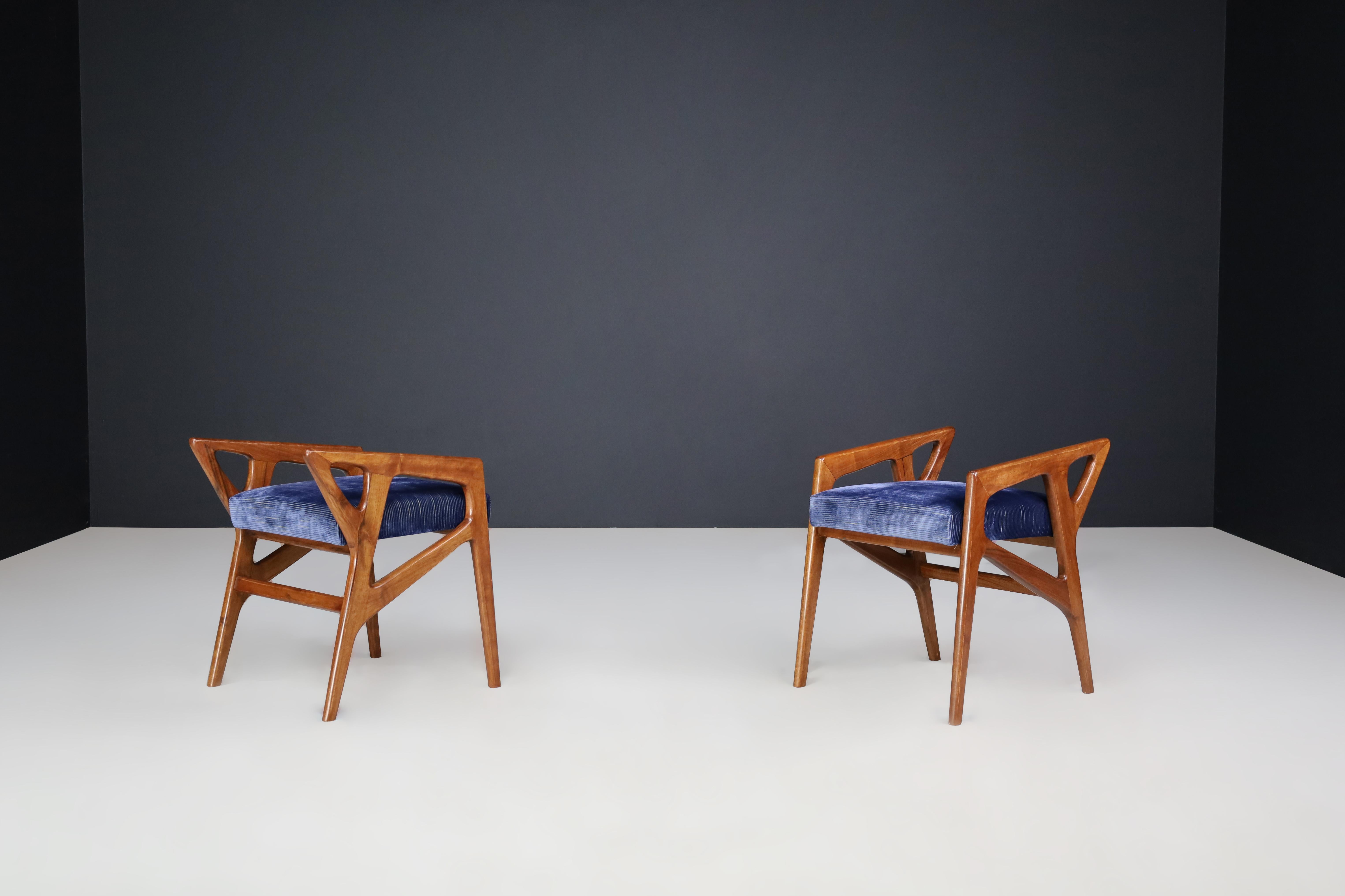 Gio Ponti for Cassina Pair of two Sculptural Stools in Walnut, Italy, 1950s.

Pair of sculptural stools from the 687 series by Italian designer Gio Ponti in the early 1950s.The structure with angular openwork forms is made of solid varnished walnut.