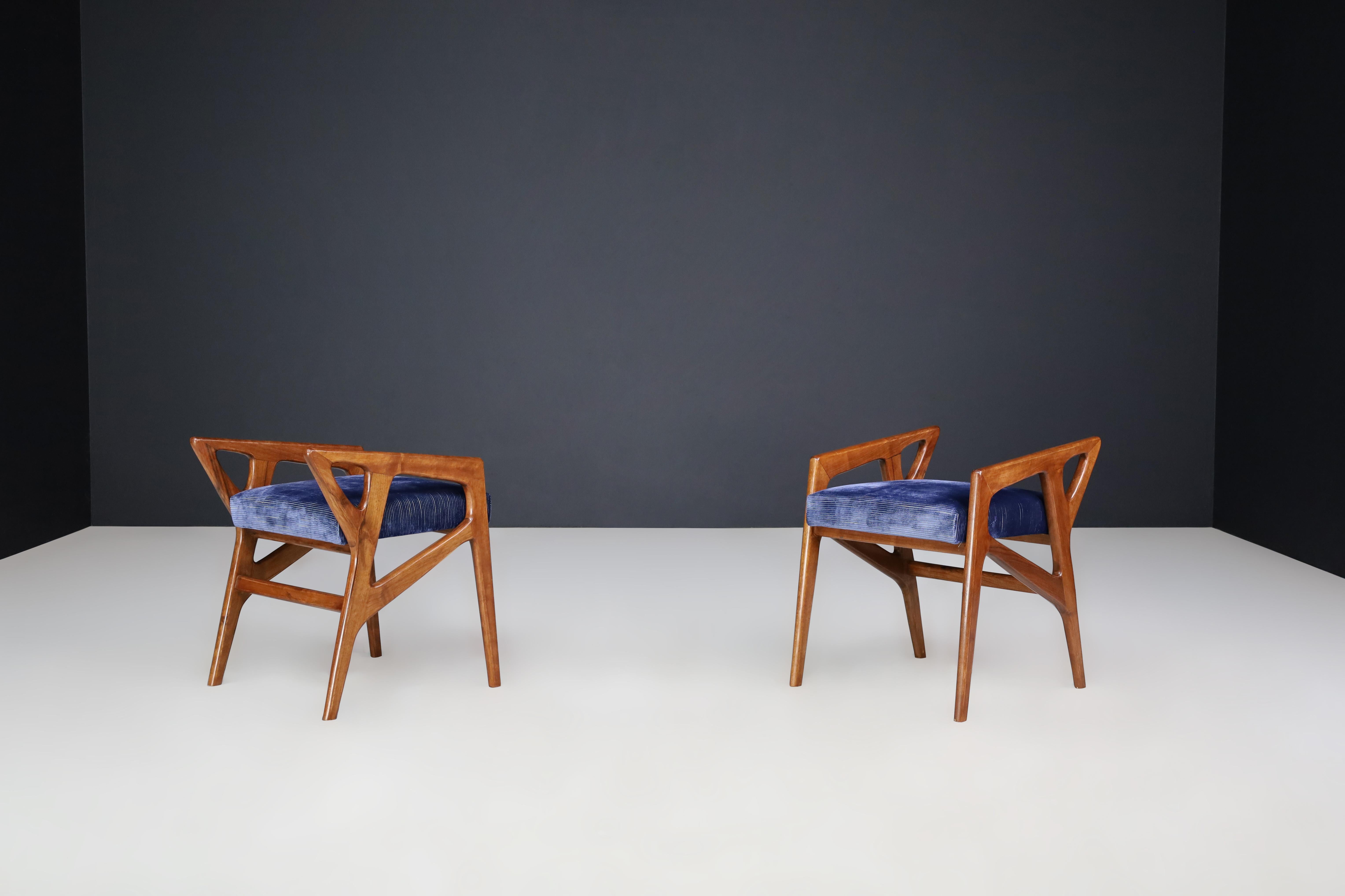 Mid-Century Modern Gio Ponti for Cassina Sculptural Stools in Walnut, Italy, 1950s.   For Sale