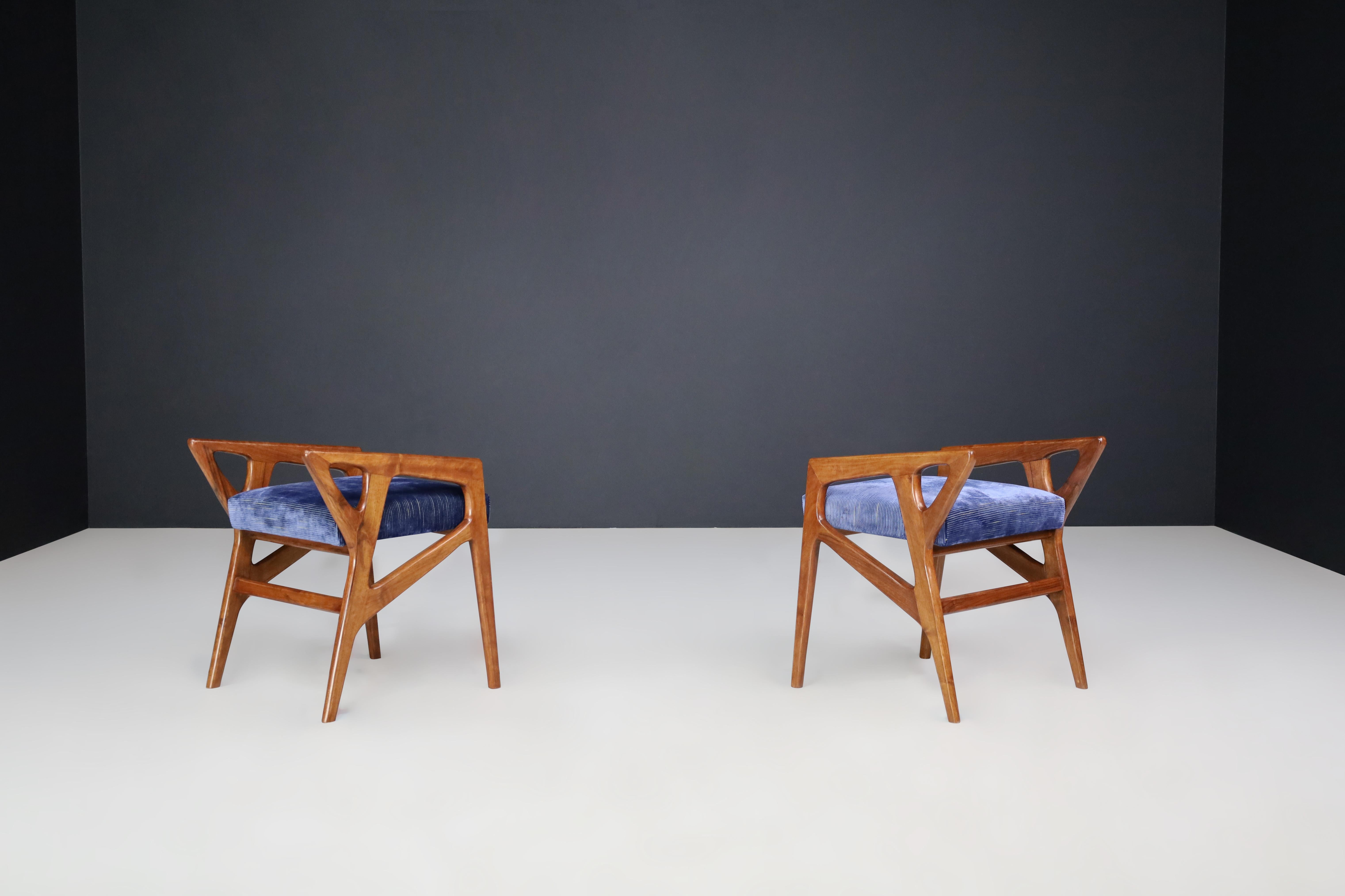 Italian Gio Ponti for Cassina Sculptural Stools in Walnut, Italy, 1950s.   For Sale