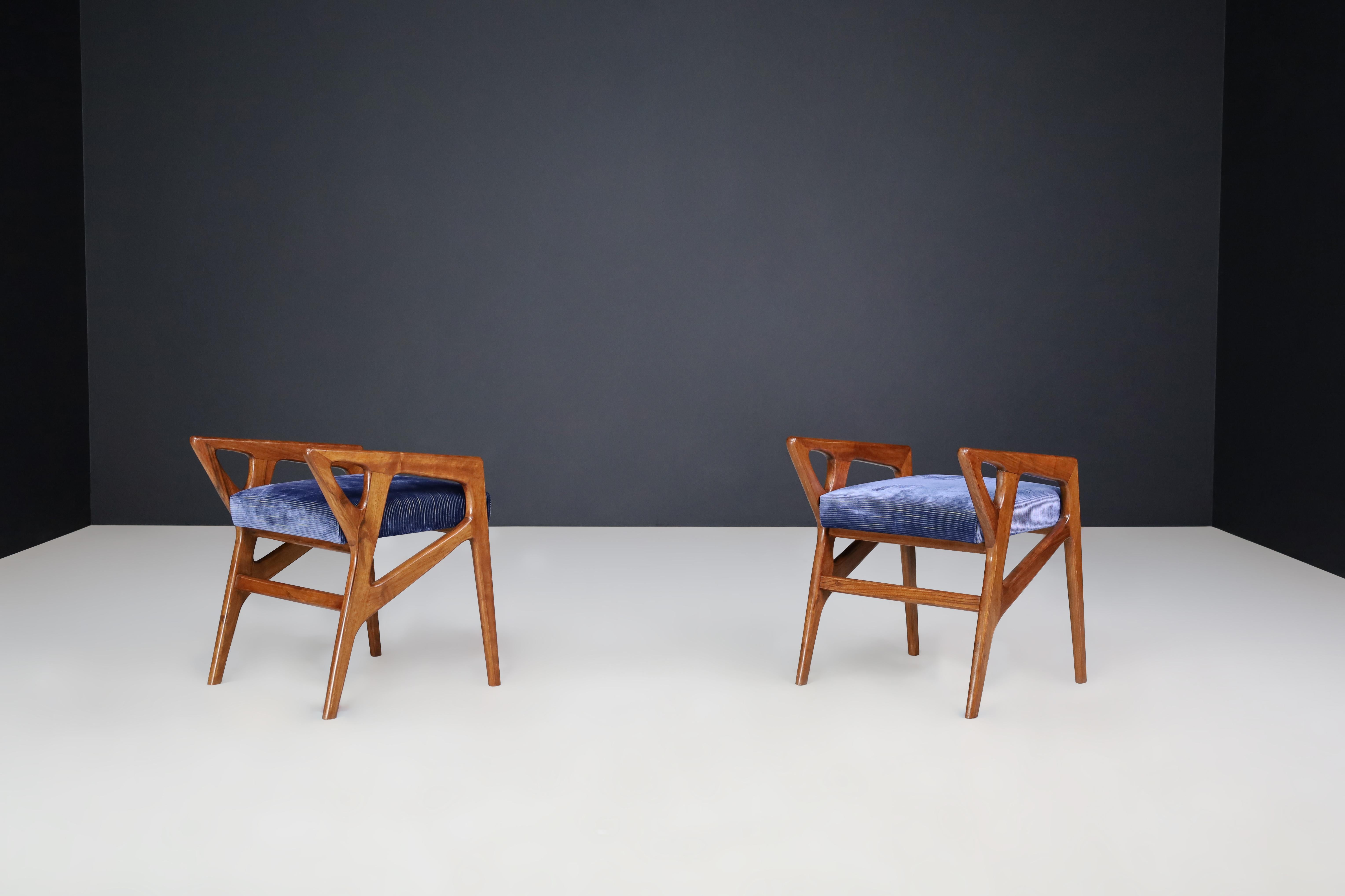 Gio Ponti for Cassina Sculptural Stools in Walnut, Italy, 1950s.   In Good Condition For Sale In Almelo, NL