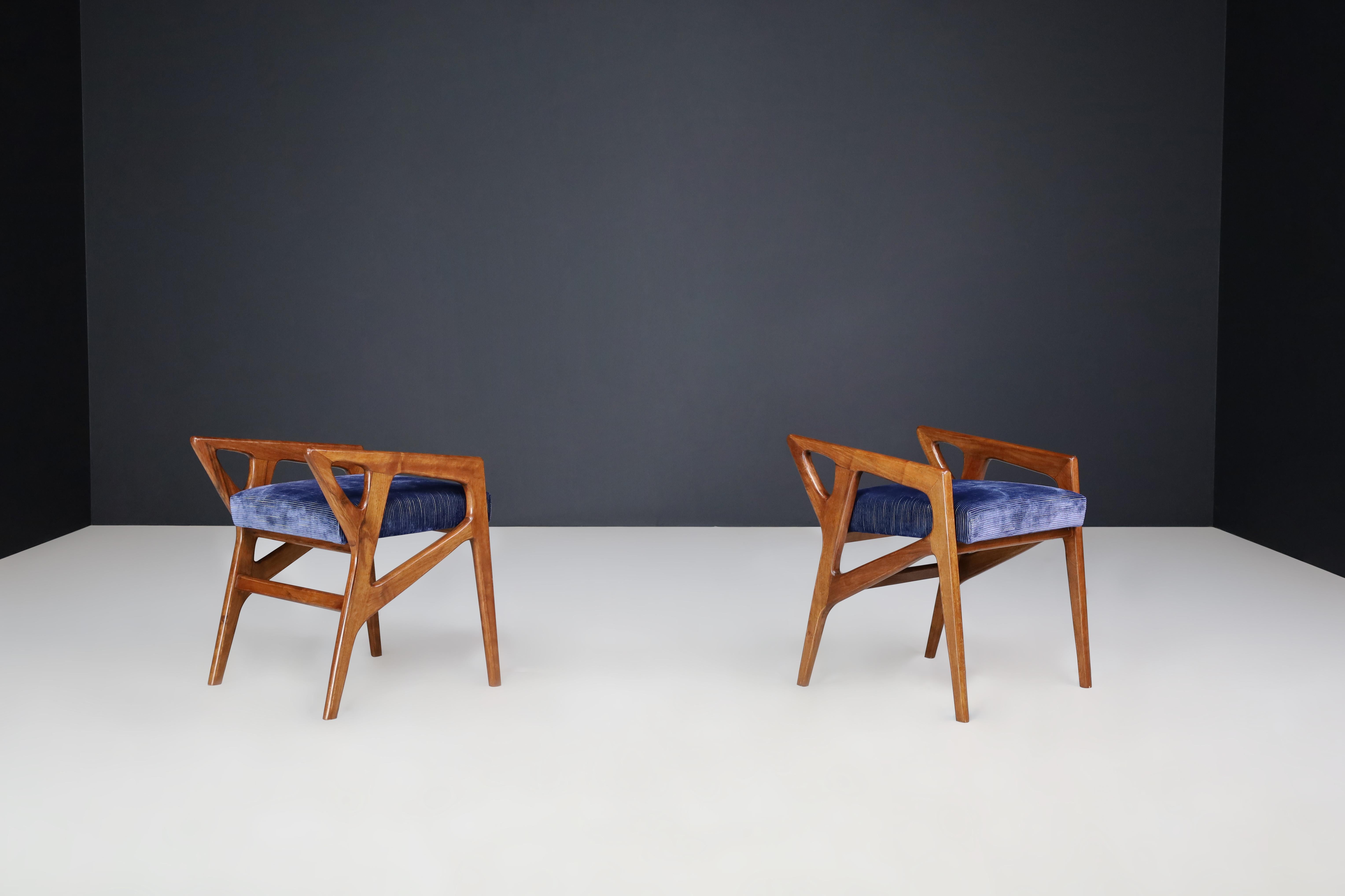Mid-20th Century Gio Ponti for Cassina Sculptural Stools in Walnut, Italy, 1950s.   For Sale