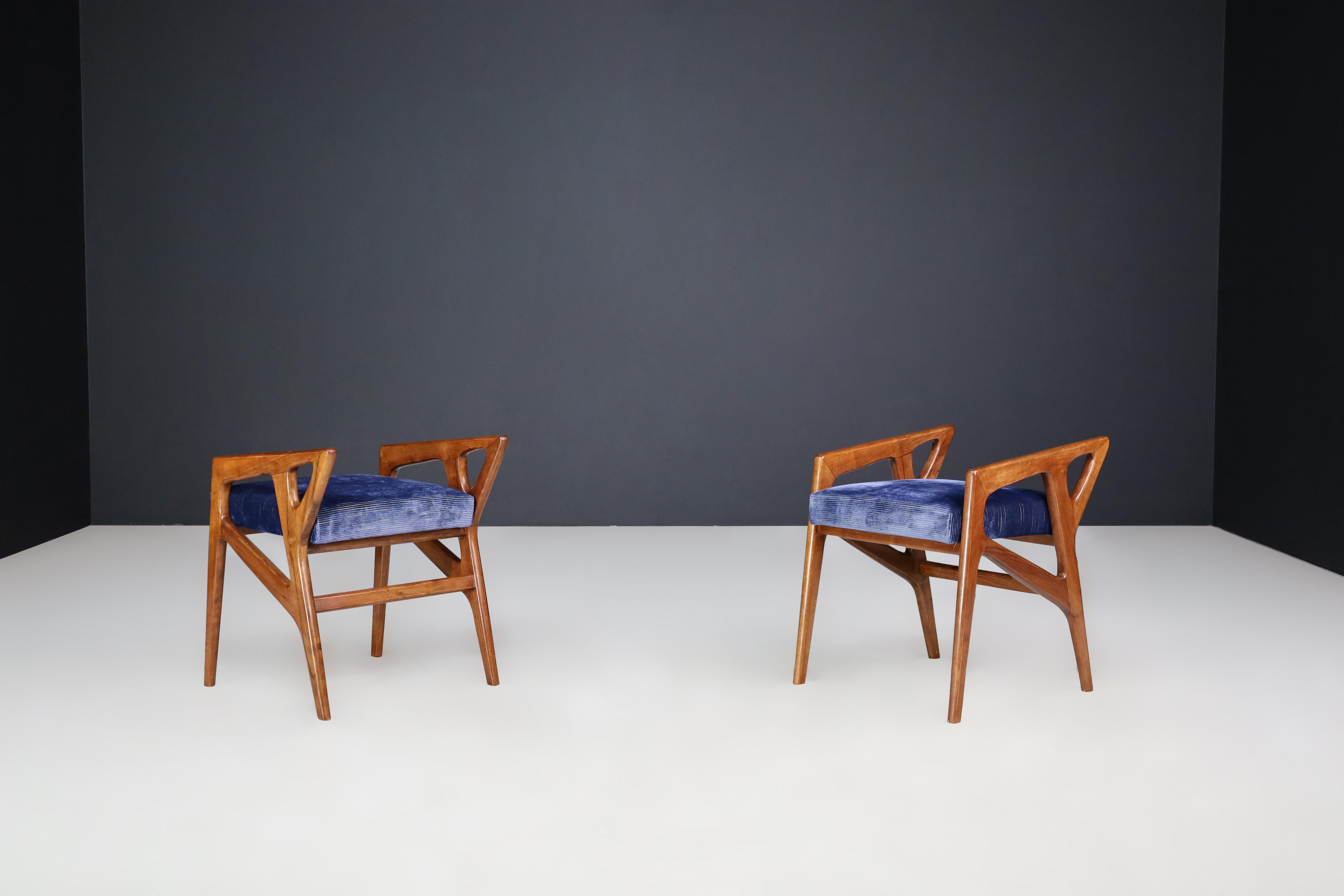 Upholstery Gio Ponti for Cassina Sculptural Stools in Walnut, Italy, 1950s.   For Sale