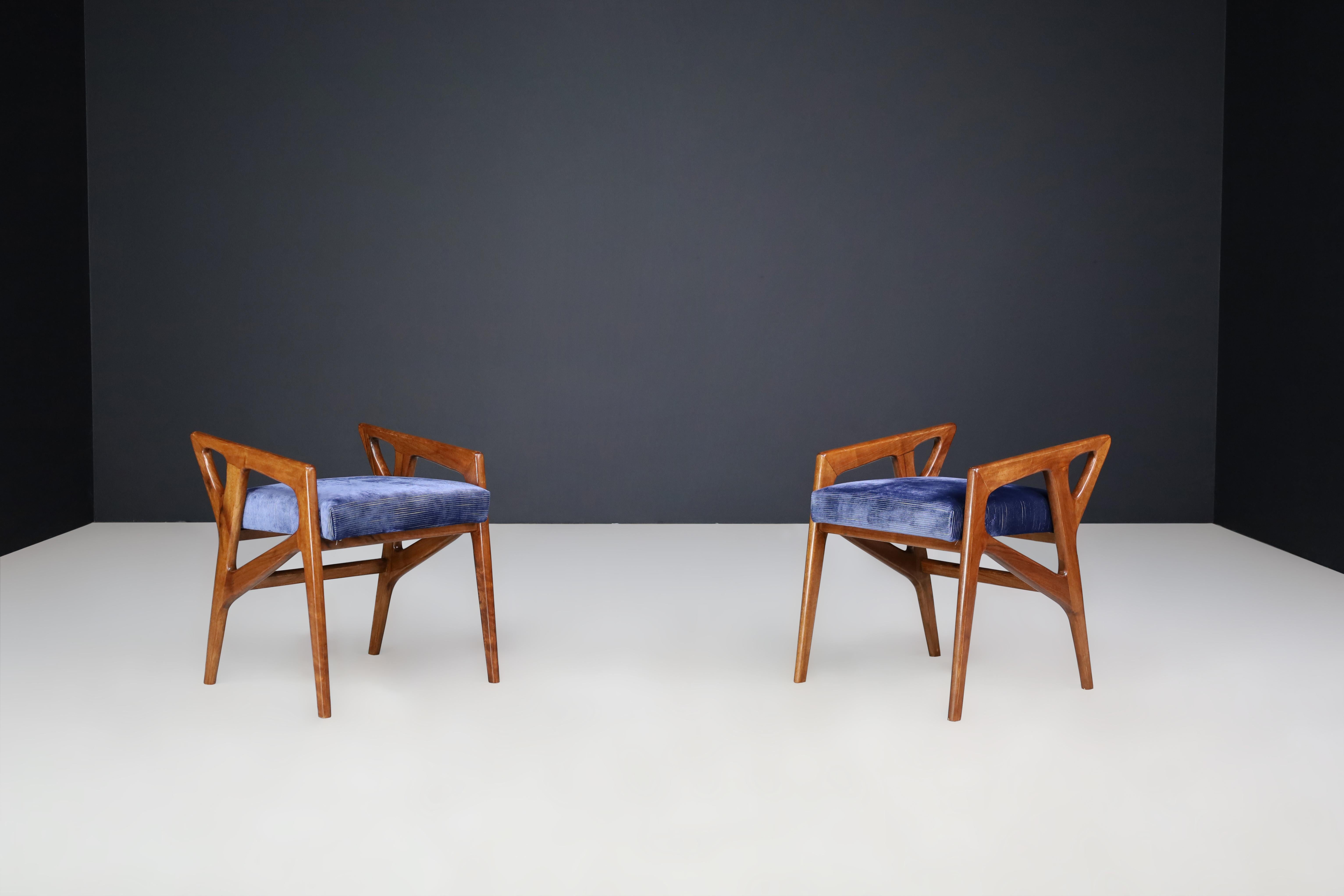 Gio Ponti for Cassina Sculptural Stools in Walnut, Italy, 1950s.   For Sale 1
