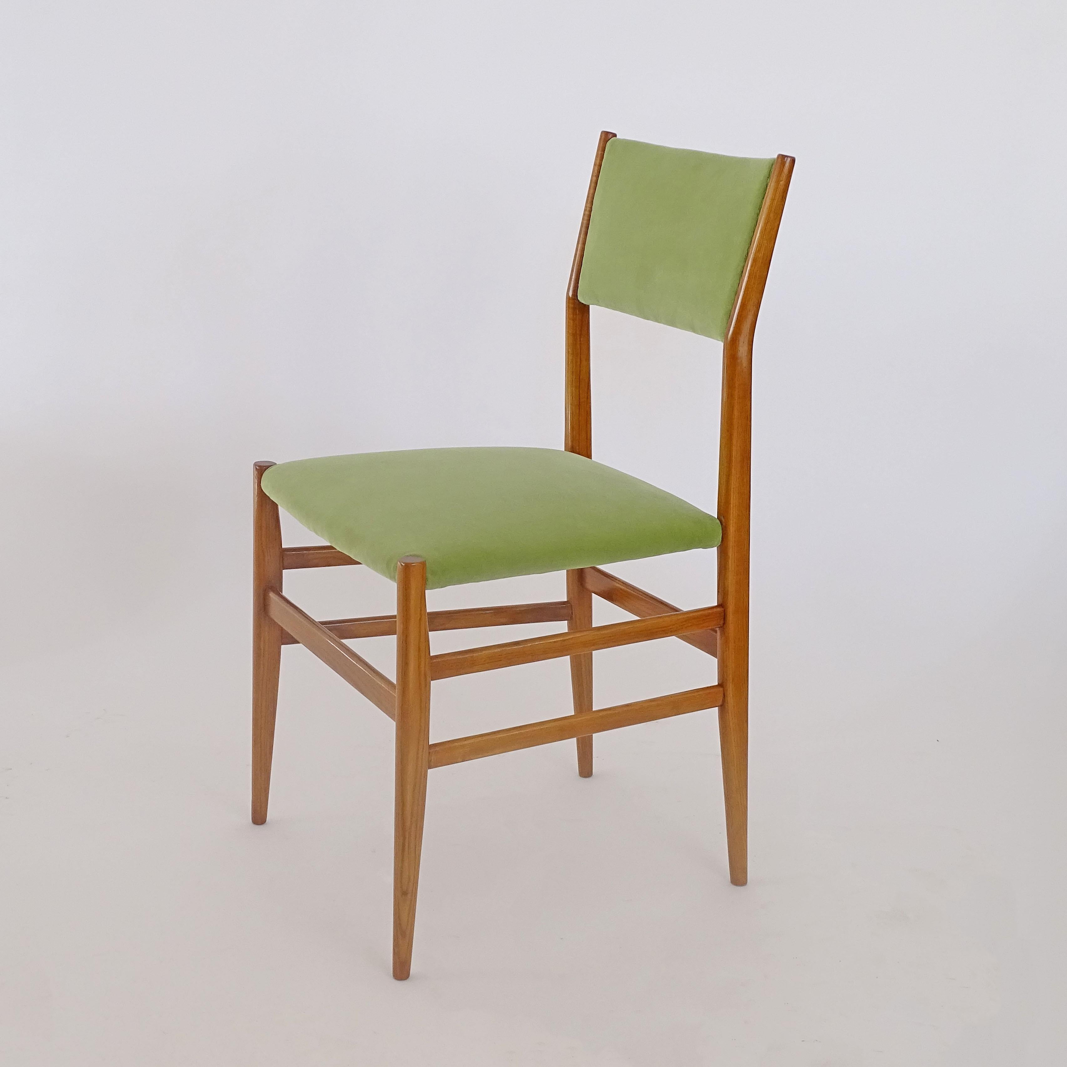 Ensemble de quatre chaises de salle à manger en frêne et tapisserie Gio Ponti modèle 646/3 LEGGERA pour Cassina.
Italie années 1950
