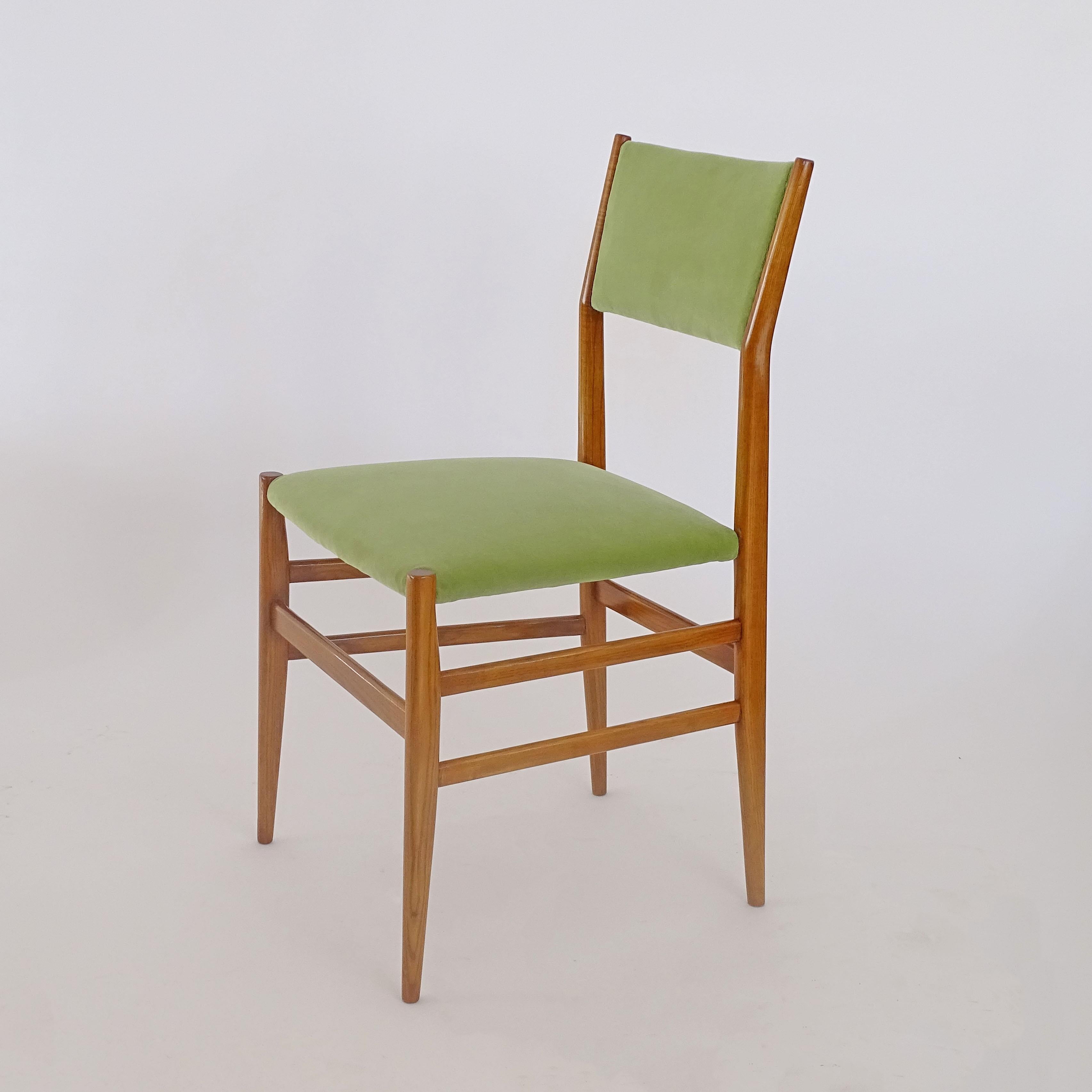 Juego de cuatro sillas de comedor Gio Ponti Modelo 646/3 LEGGERA de fresno y tapicería de 1ª edición para Cassina.
Italia años 50
