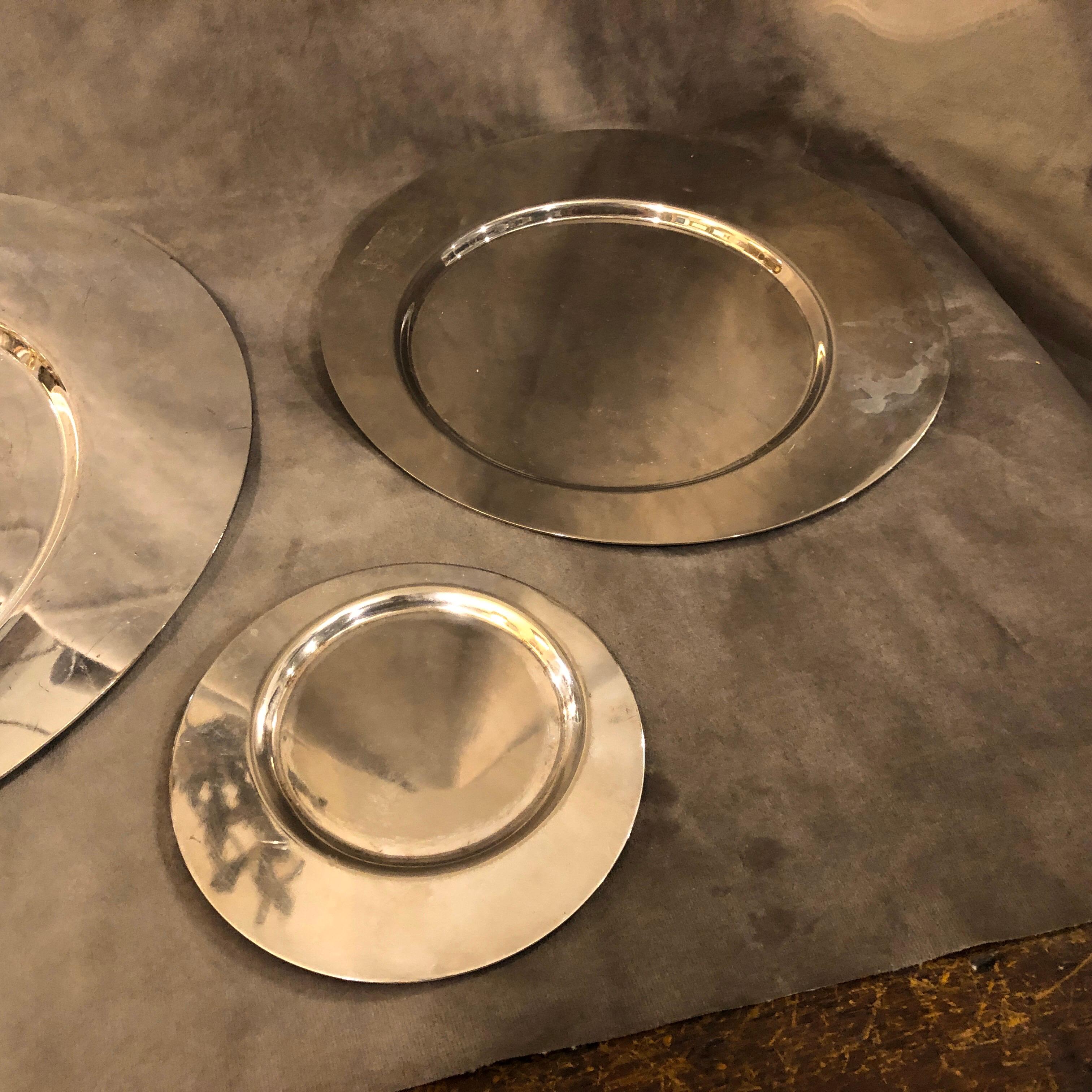 A Gio Ponti set of three plates made for Cleto Munari, signed on the bottom, good conditions overall, Dimension of the medium one diameter cm 22, dimension of the small one diameter cm 13.