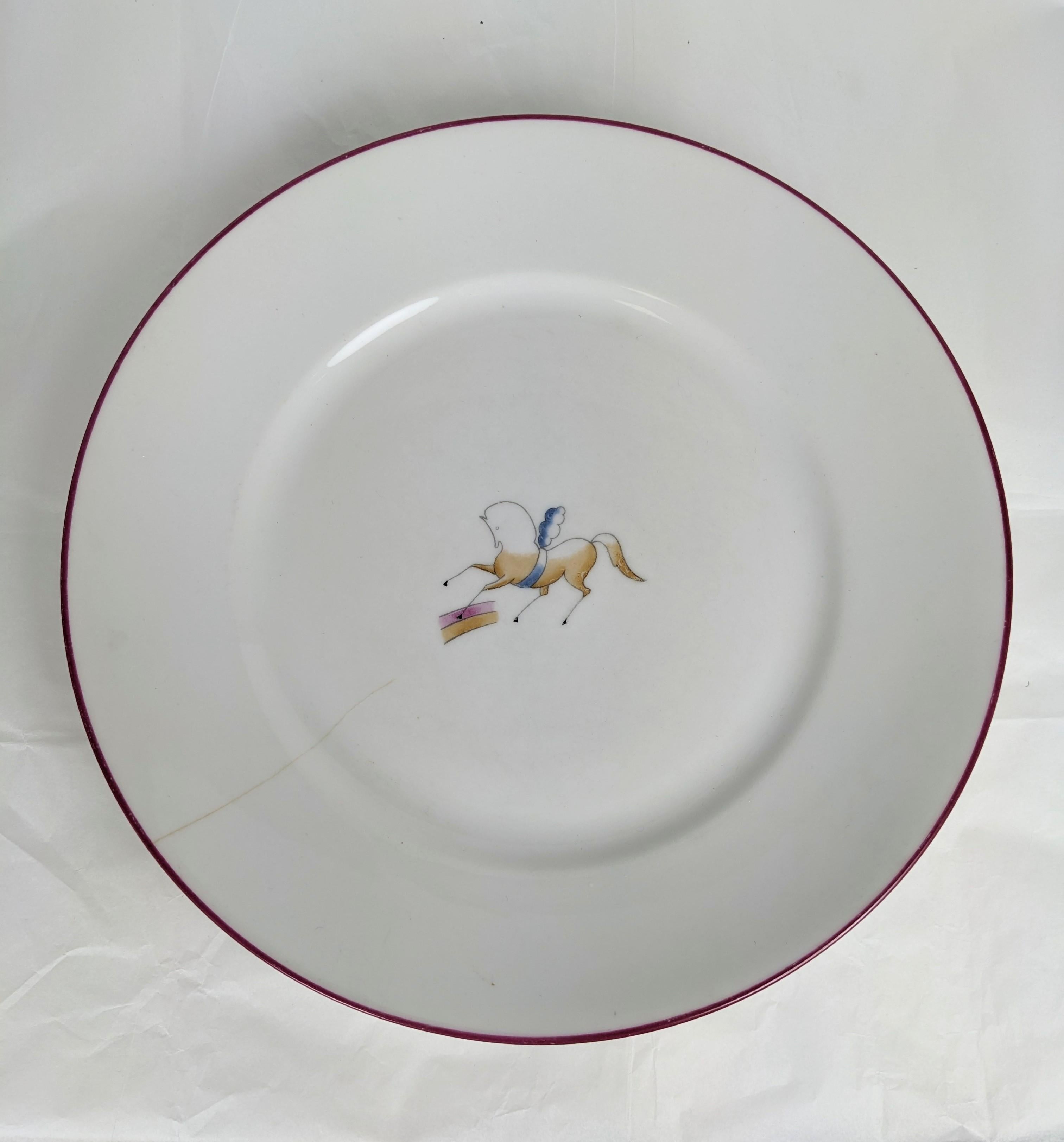 Plato llano Il Circo (circo) de mediados de la década de 1930, Italia, diseñado por Gio Ponti para Ginori. Decorado con un encantador caballo galopante modernista. Línea de edad en el anverso, mejor usar para exposición. Italia de 1930. 25 cm de