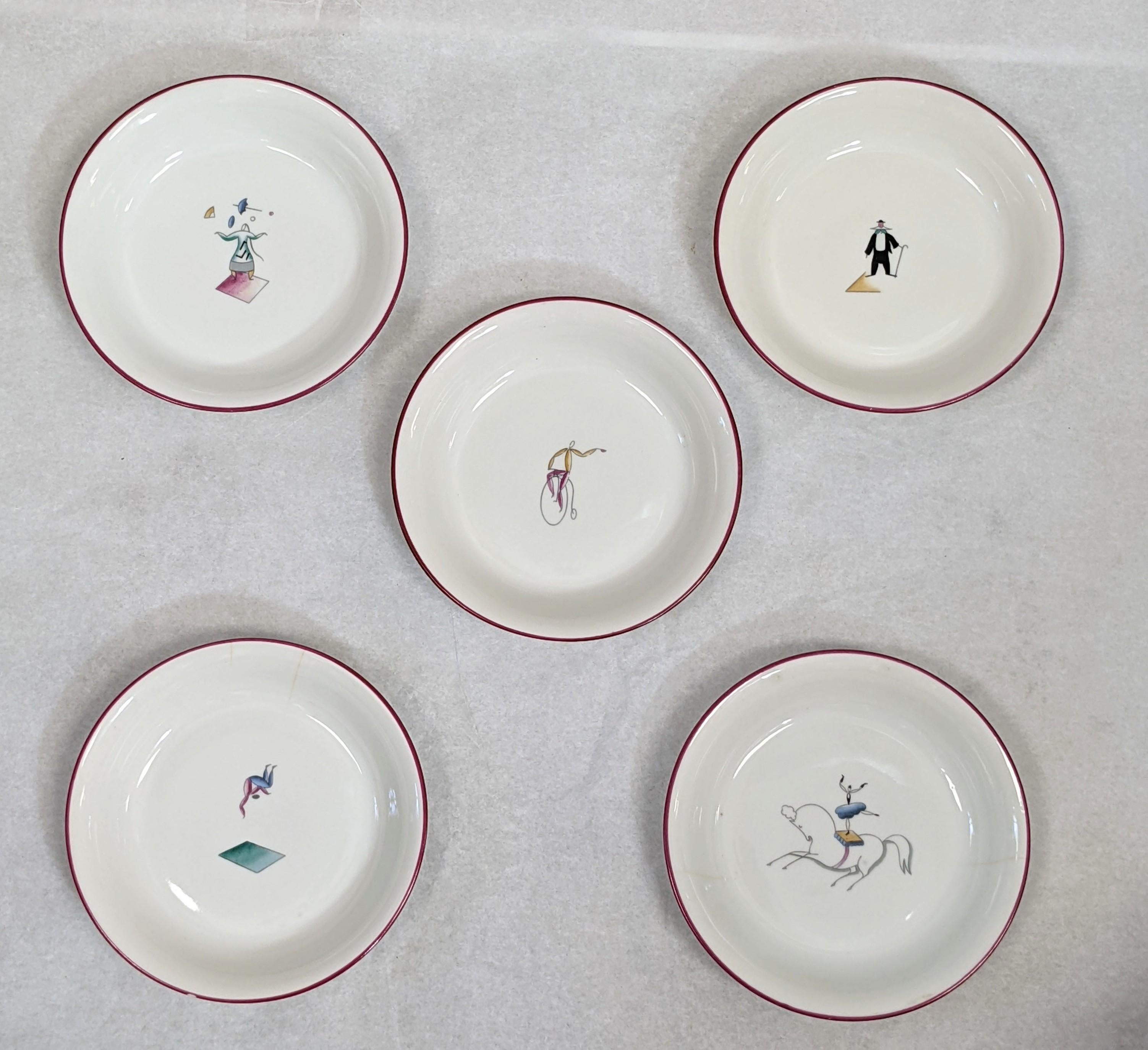 Satz von 5 flachen Schalen Il Circo (Zirkus) aus Italien Mitte der 1930er Jahre, entworfen von Gio Ponti für Ginori. Jedes ist mit einer charmanten modernistischen Figur eines Zirkusartisten verziert. 
5.5
