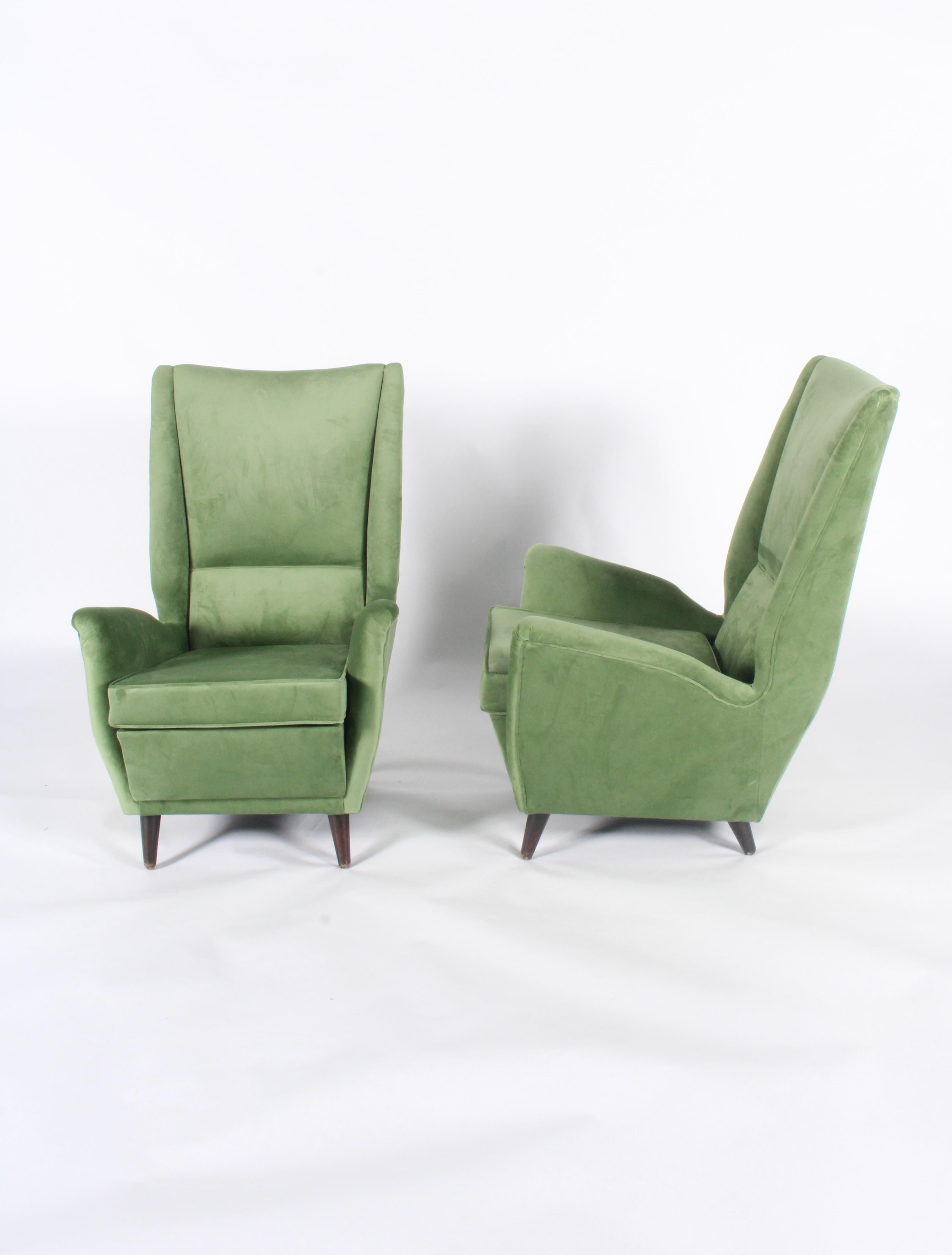 Gio Ponti for Isa Bergamo Mid Century Modern Wing Back Armchairs In Good Condition For Sale In Portlaoise, IE
