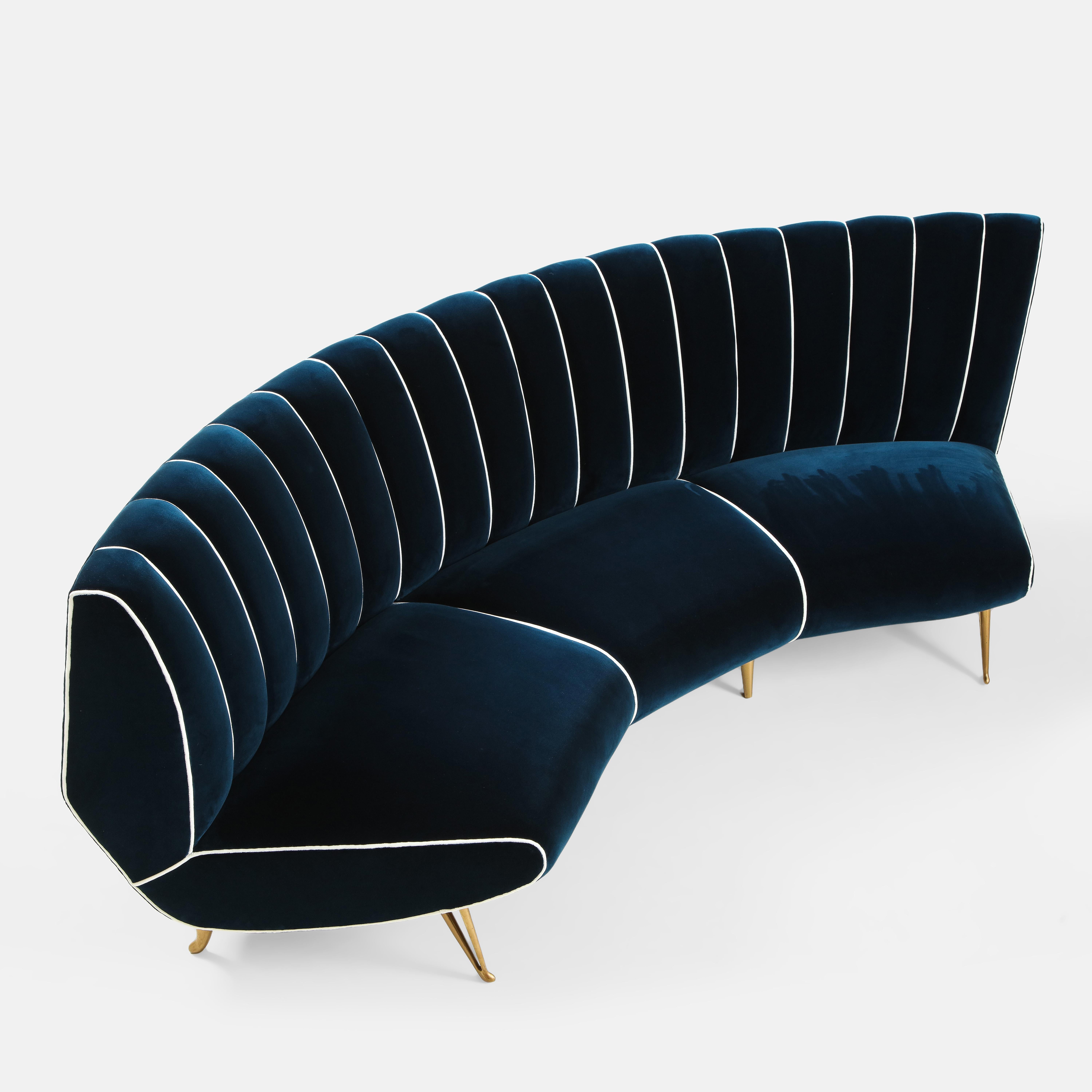 Giulia Veronesi for ISA Bergamo Rare Curved Channel Back Sofa in Navy Velvet (Canapé à dossier incurvé en velours marine) en vente 3