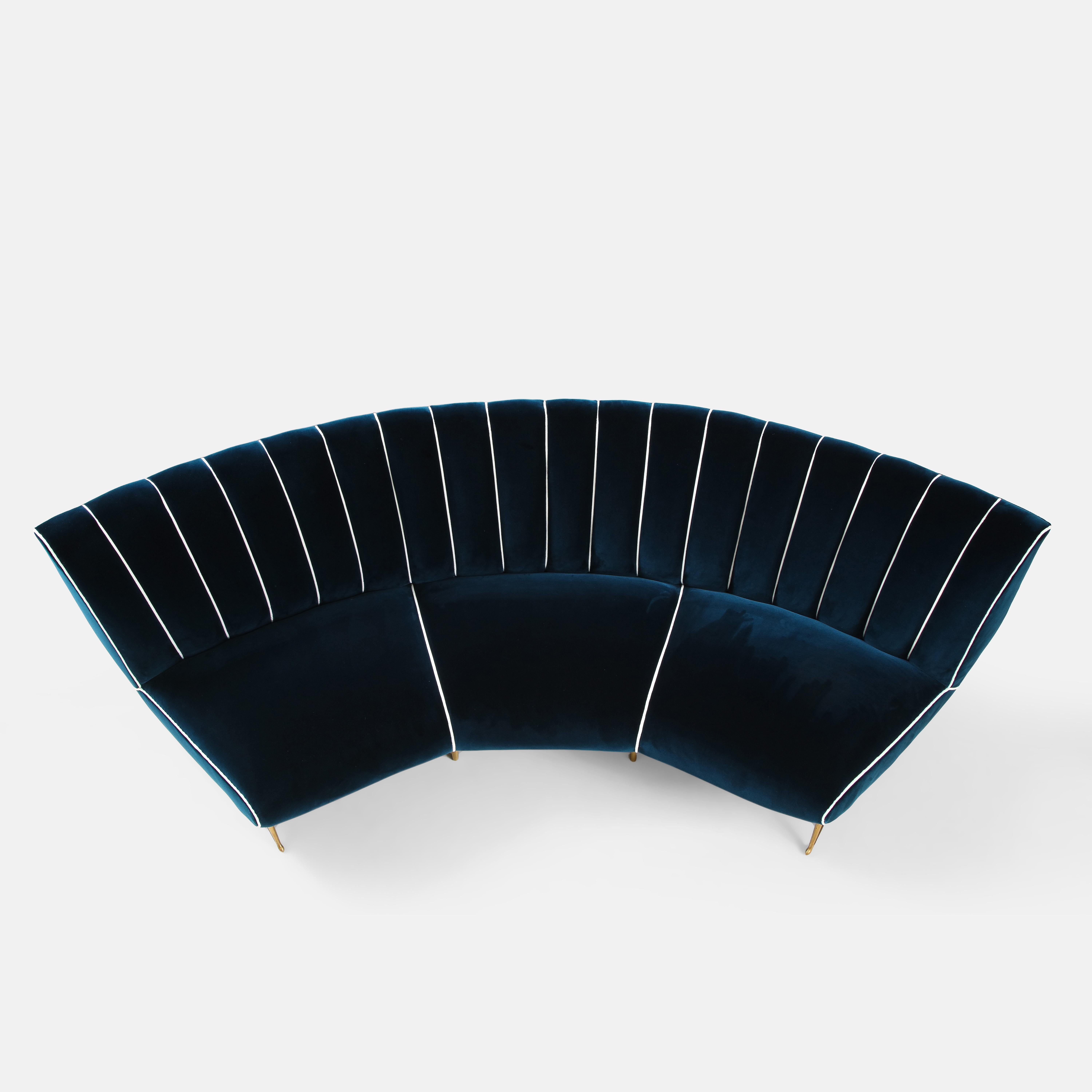 Giulia Veronesi for ISA Bergamo Rare Curved Channel Back Sofa in Navy Velvet (Canapé à dossier incurvé en velours marine) en vente 4