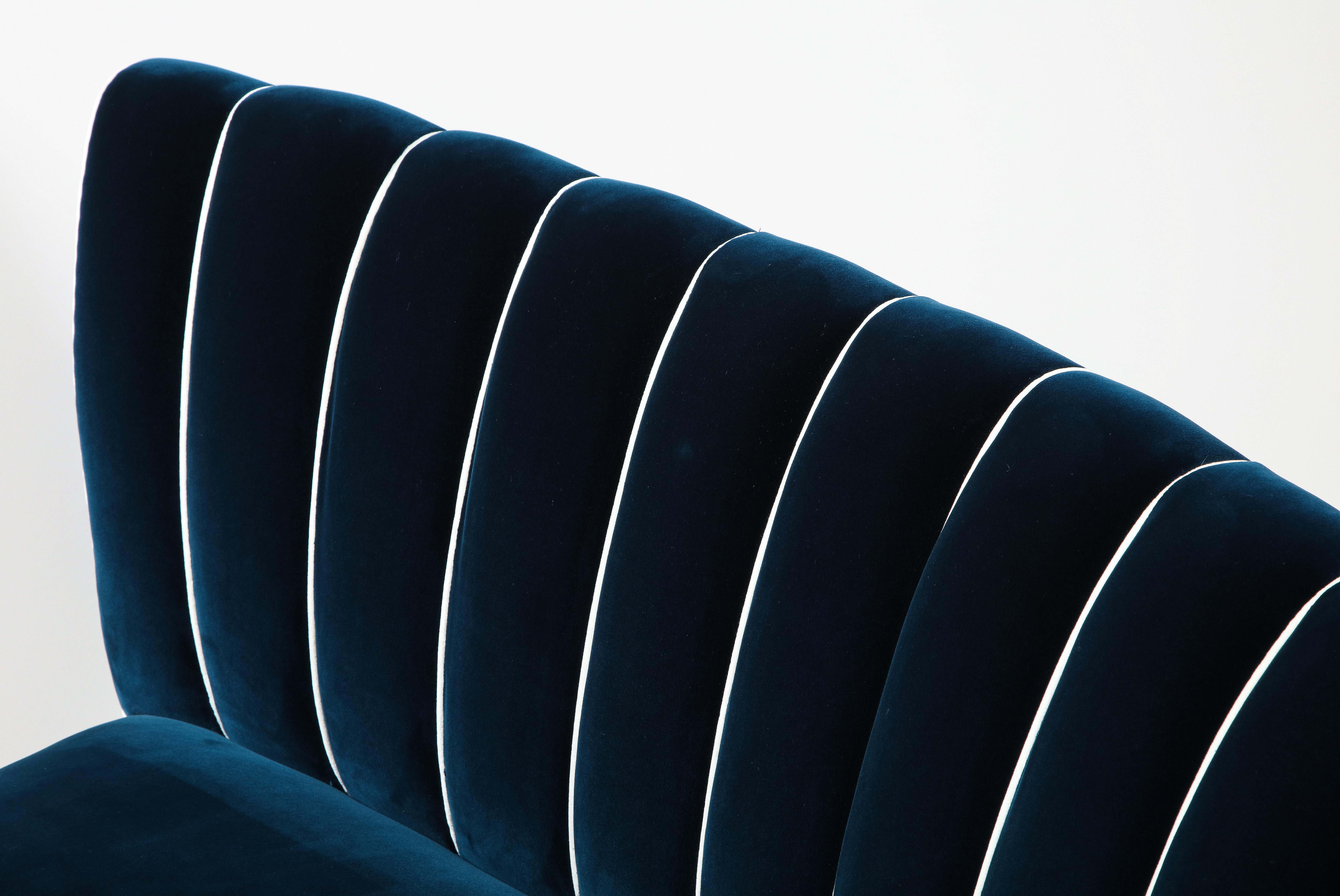 Giulia Veronesi for ISA Bergamo Rare Curved Channel Back Sofa in Navy Velvet (Canapé à dossier incurvé en velours marine) en vente 7