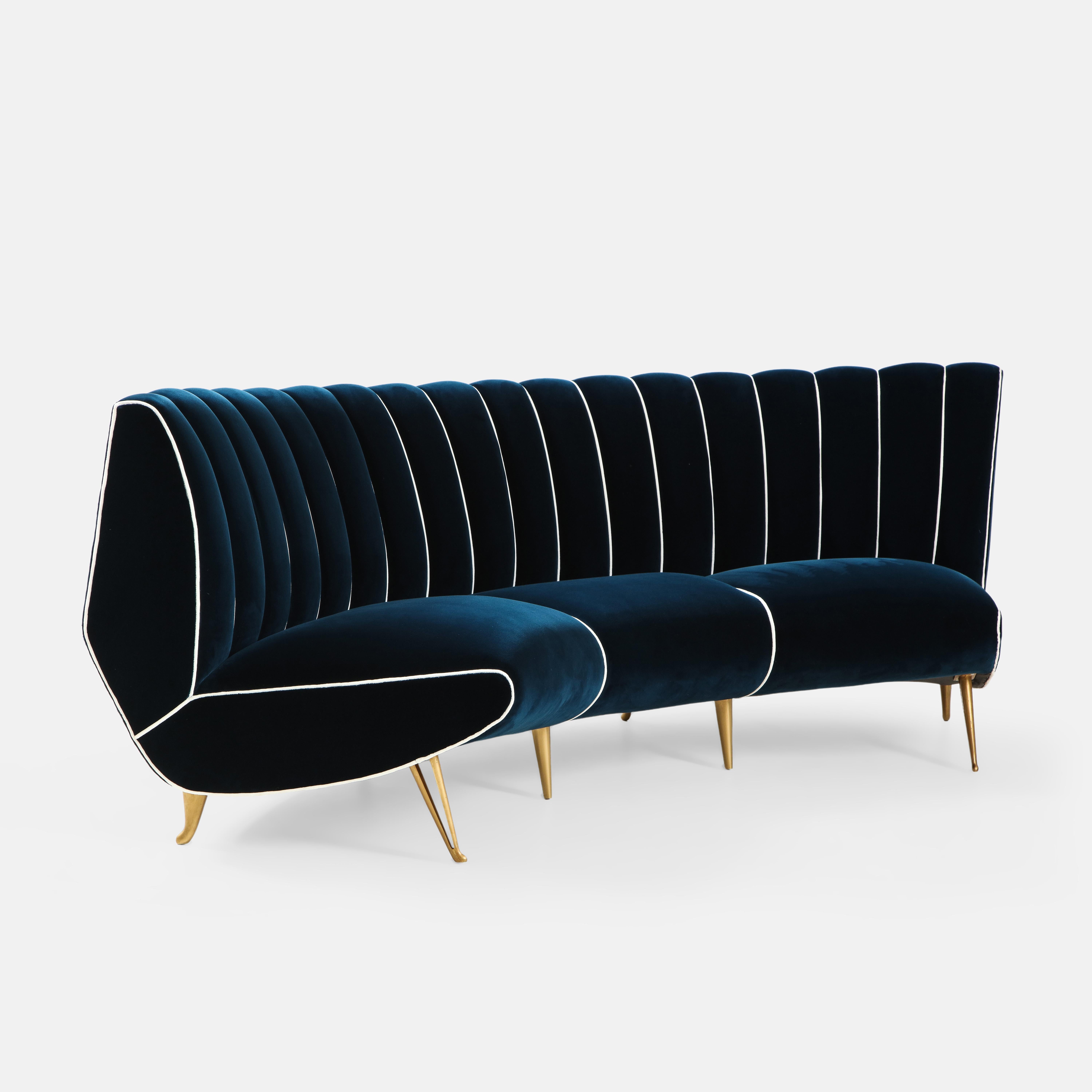 Superbe canapé à dossier incurvé, rare et sophistiqué, de Giulia Veronesi pour CIRCA, avec des pieds en laiton doré et en aluminium moulé sous pression, Italie, circa 1954. Cet exceptionnel design italien du milieu du siècle met en valeur de façon