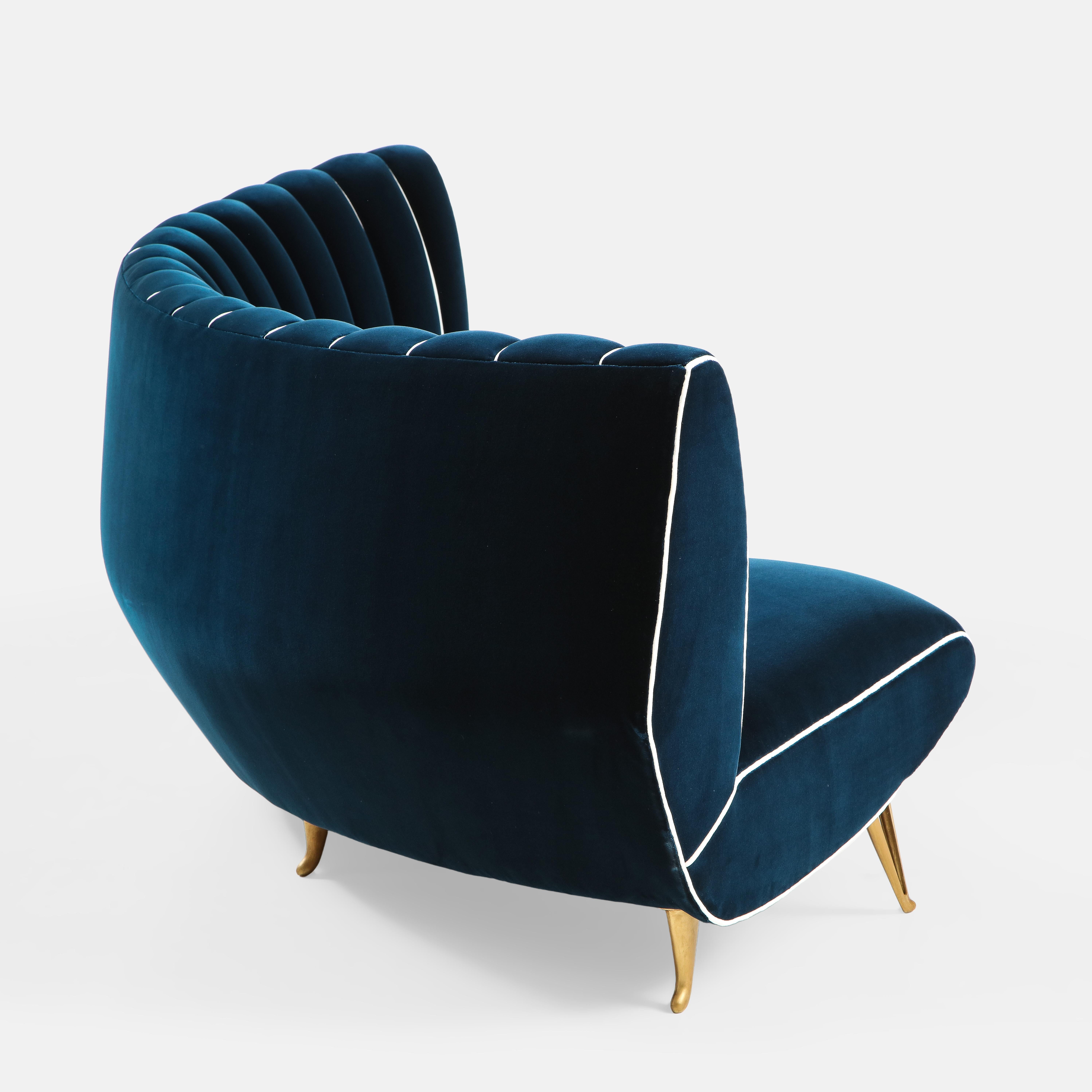 Giulia Veronesi for ISA Bergamo Rare Curved Channel Back Sofa in Navy Velvet (Canapé à dossier incurvé en velours marine) en vente 1