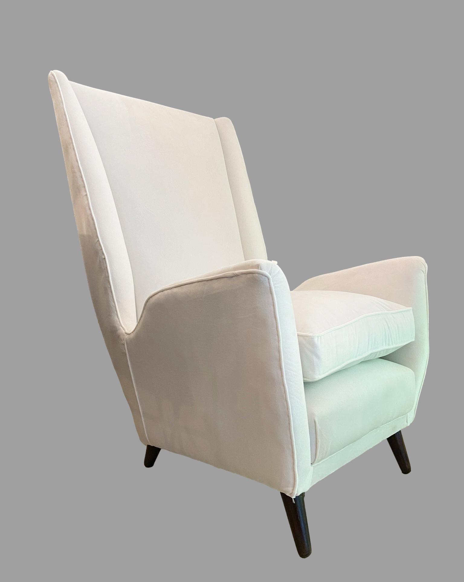 Cet élégant fauteuil a été produit par la société ISA de Bergame:: en Italie:: au début des années 1950. 
À la fin des années 1940 et dans les années 1950:: ISA a été chargé de produire une série de projets extraordinaires de Gio Ponti. 
Le dossier
