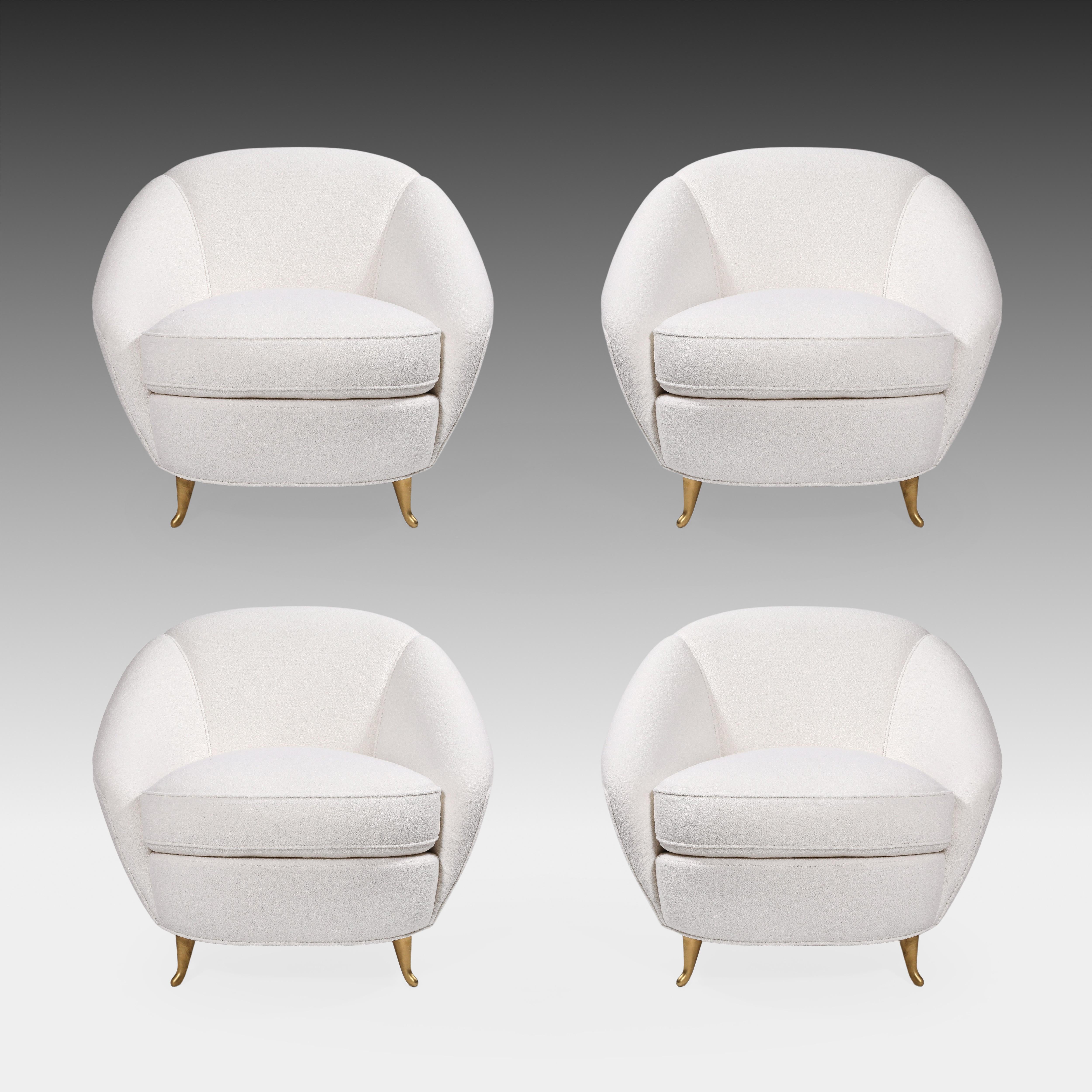 Conçu par Gio Ponti en 1936 et fabriqué par ISA Bergamo dans les années 1950, rare ensemble de quatre fauteuils ou chaises de salon rembourrés exquis avec dossier incurvé et pieds en métal doré. Cet élégant modèle de chaise longue présente de belles