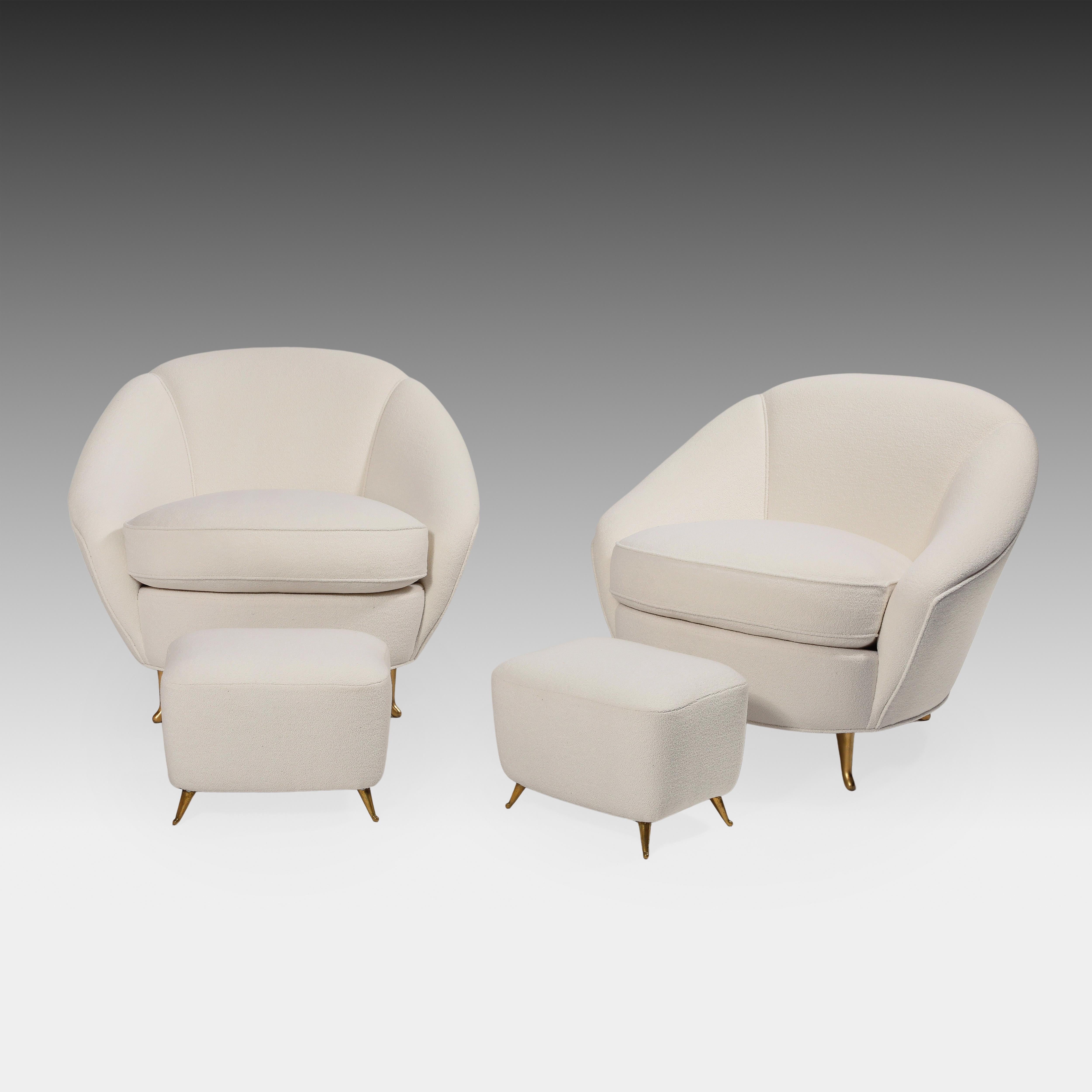 Entworfen von Gio Ponti im Jahr 1936 und hergestellt von ISA Bergamo in den 1950er Jahren, seltenes Paar exquisiter gepolsterter Sessel oder Loungesessel mit geschwungener Rückenlehne und vergoldeten Metallbeinen und passenden Hockern. Dieses