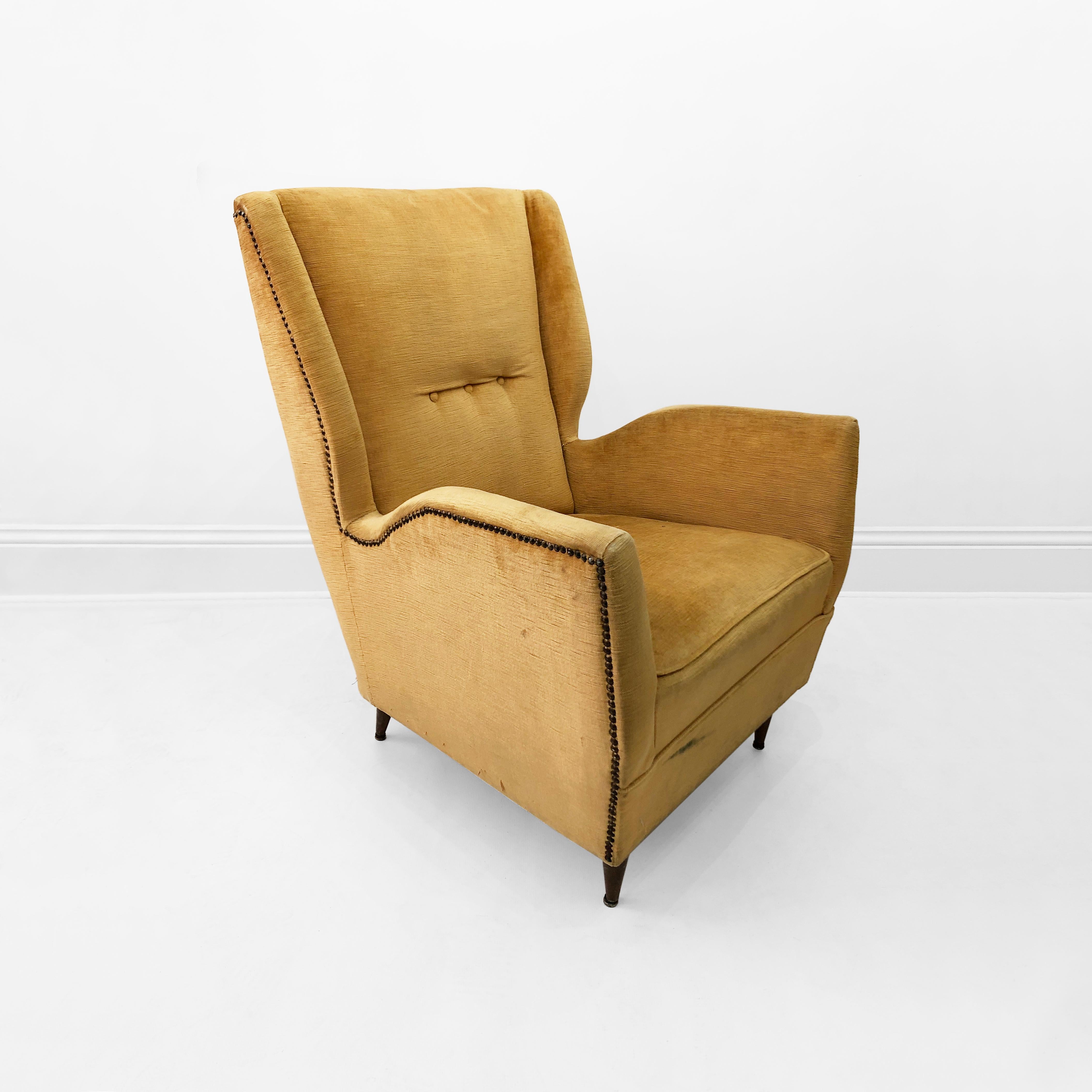 A gorgeous and important wingback armchair from the design master Gio Ponti for I.S.A. Bergamo, designed in the 1940s and produced in the 1950s Italy, an innovative sleek design of mid-century modernism. This Classic design armchair by Gio Ponti