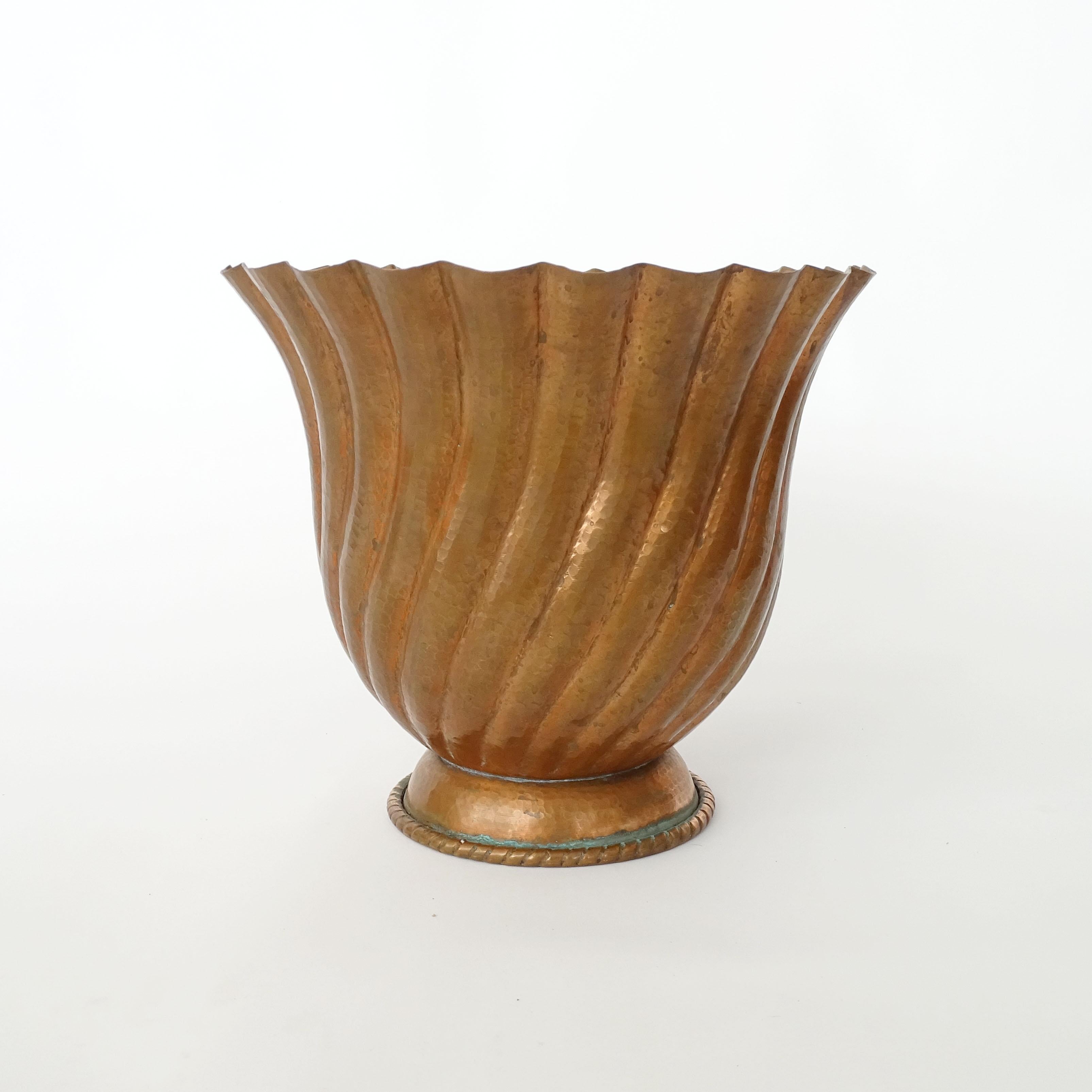Mid-20th Century Gio Ponti for Nino Ferrari Large Hammered Copper Vase, Italy, 1930s For Sale