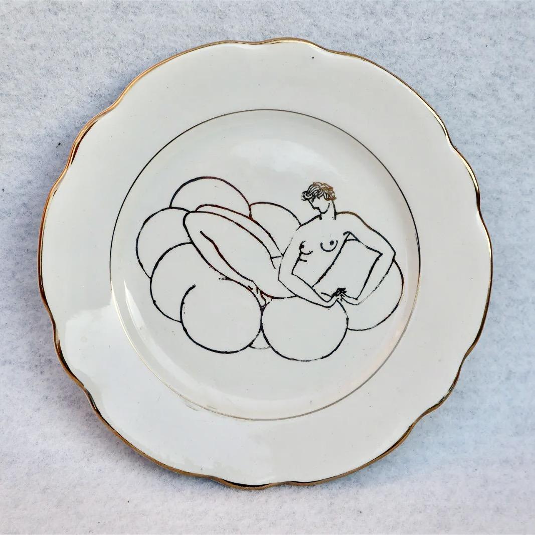 Gio Ponti pour Richard Ginori Le Mie Donne en or sur assiette en porcelaine blanche à bord festonné. marqué et numéroté sur le fond. 


Le Mie Donne est la première famille de décorations conçue par Giò Ponti. Ponti a apporté d'importantes